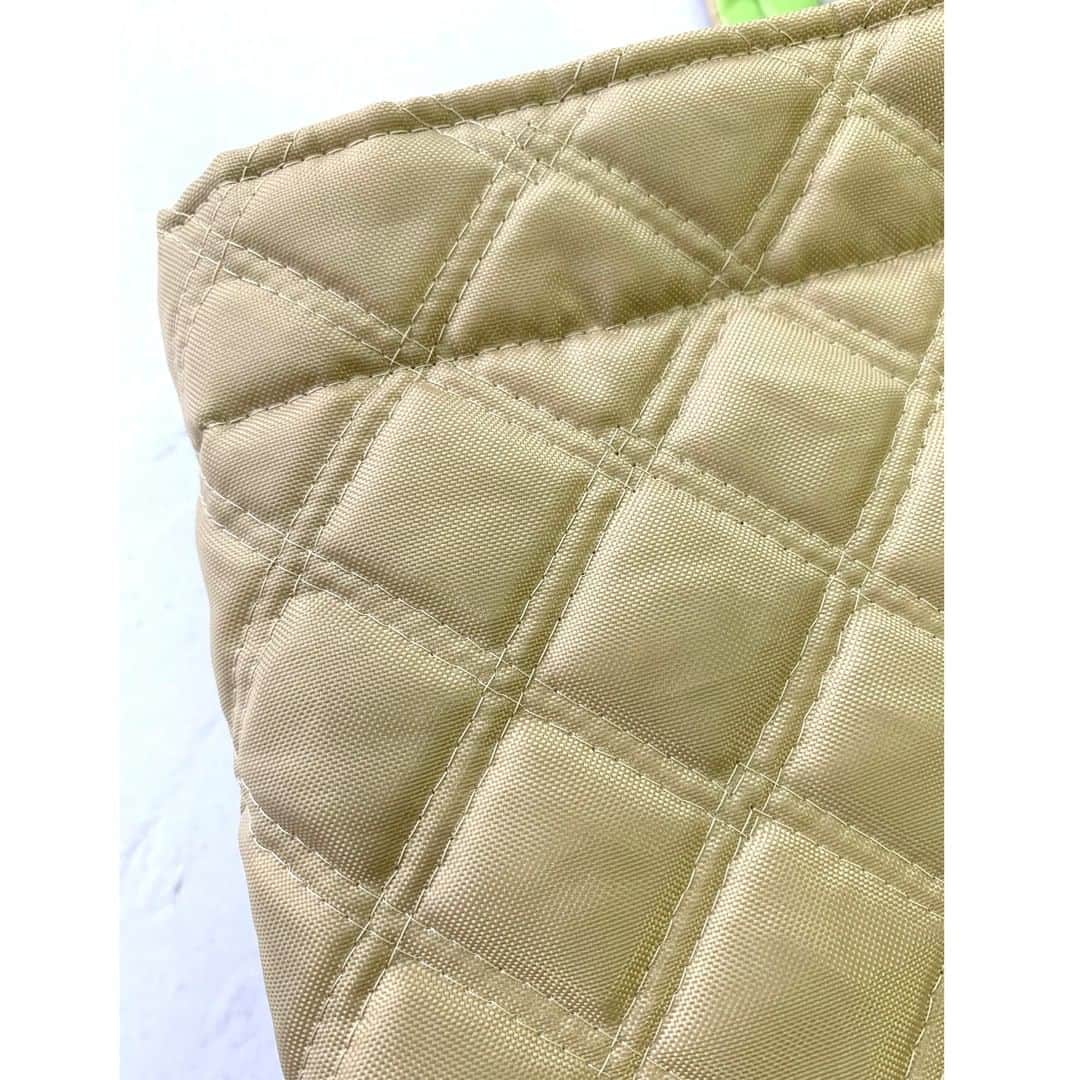 オカダヤ新宿本店コンシェルジュさんのインスタグラム写真 - (オカダヤ新宿本店コンシェルジュInstagram)「ソーイングデザイナー水野佳子さんとコラボした、保温保冷のエコバッグ。お買い物で大活躍してくれそうです！レシピ付き材料キットでご用意しました！  使用した生地「撥水オックスウレタンキルト （Q-5500」はクッション性があるので、割れやすい卵も安心です。  目隠し布もついているので、中のものを隠すこともできます。  ファスナーやボタンがない分、かさばる物、スナック菓子などで、袋がしまらない！なんてことがありません。初心者さんにも作りやすいですね。  内側にはポケットが2つあります。細かい物を入れたり、サブのバッグをたたんで入れたり。保冷剤を入れるのにつかってもいいですね。  ◆キットのご紹介◆ ソーイングデザイナー水野佳子×オカダヤ コラボ 「保温保冷キルトトートバッグ」材料セット ￥2,750(税込) ベージュかネイビー、お好きなカラーをお選びいただけます。 ＜セット内容＞ 表布：ナイロンキルティング　108cm巾×60cm 目隠し布： ●べージュ…ナイロン生地（ロイヤルストライプ）122cm幅×50cm ●ネイビー…ナイロン生地（ナイロンツイル）　122cm幅×50cm 保温保冷シート（1mm厚）　100cm巾×30cm  ▼取扱店舗 オカダヤ新宿本店服飾館6階Bフロア オカダヤオンラインショップ  #水野佳子 #みんなで作ろうマイバッグ #保温保冷キルトトートバッグ #保冷バッグ #保冷マイバッグ #ナイロンキルティング #マイバッグキット #エコバッグキット #マイバッグ #エコバッグ #ハンドメイドマイバッグ #ハンドメイドエコバッグ #手作りマイバッグ #手作りエコバッグ #マイバッグ持参 #エコバッグ持参 #ちくちく部 #ソーイング #ソーイング部 #ソーイング本 #手芸 #手芸好きさんと繋がりたい #手芸好きな人と繋がりたい #ハンドメイド #handmade #新宿 #shinjuku #オカダヤ #okadaya #オカダヤマイバッグ」8月10日 20時00分 - shinjuku_okadaya