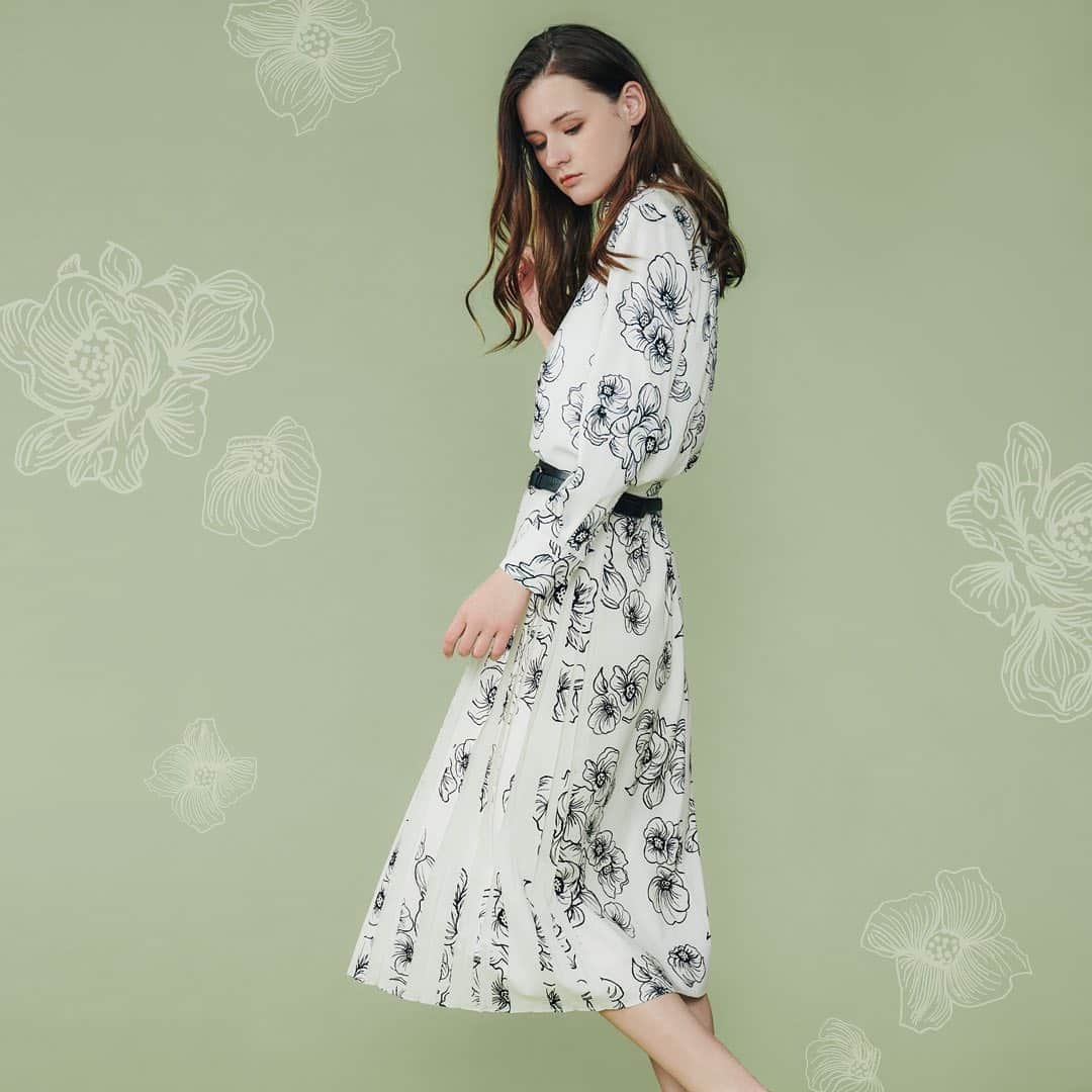 のインスタグラム：「⁣ Plugged in the Rhapsody of Kalanchoe, cover the air with refreshng aroma. Bring yourself seamlessly into the scented mood with the #KnitWithPrintedPoly set to fill in your swing with blooming kalanchoes! ⁣ ⁣ #ANTEPRIMA #RTW #ReadyToWear #FW20 #FallWinter2020 #Classic #Style #Fashion #Italian #Luxury #InstaBag #Design #Lifestyle #Urban #Handcraft #アンテプリマ #패션」