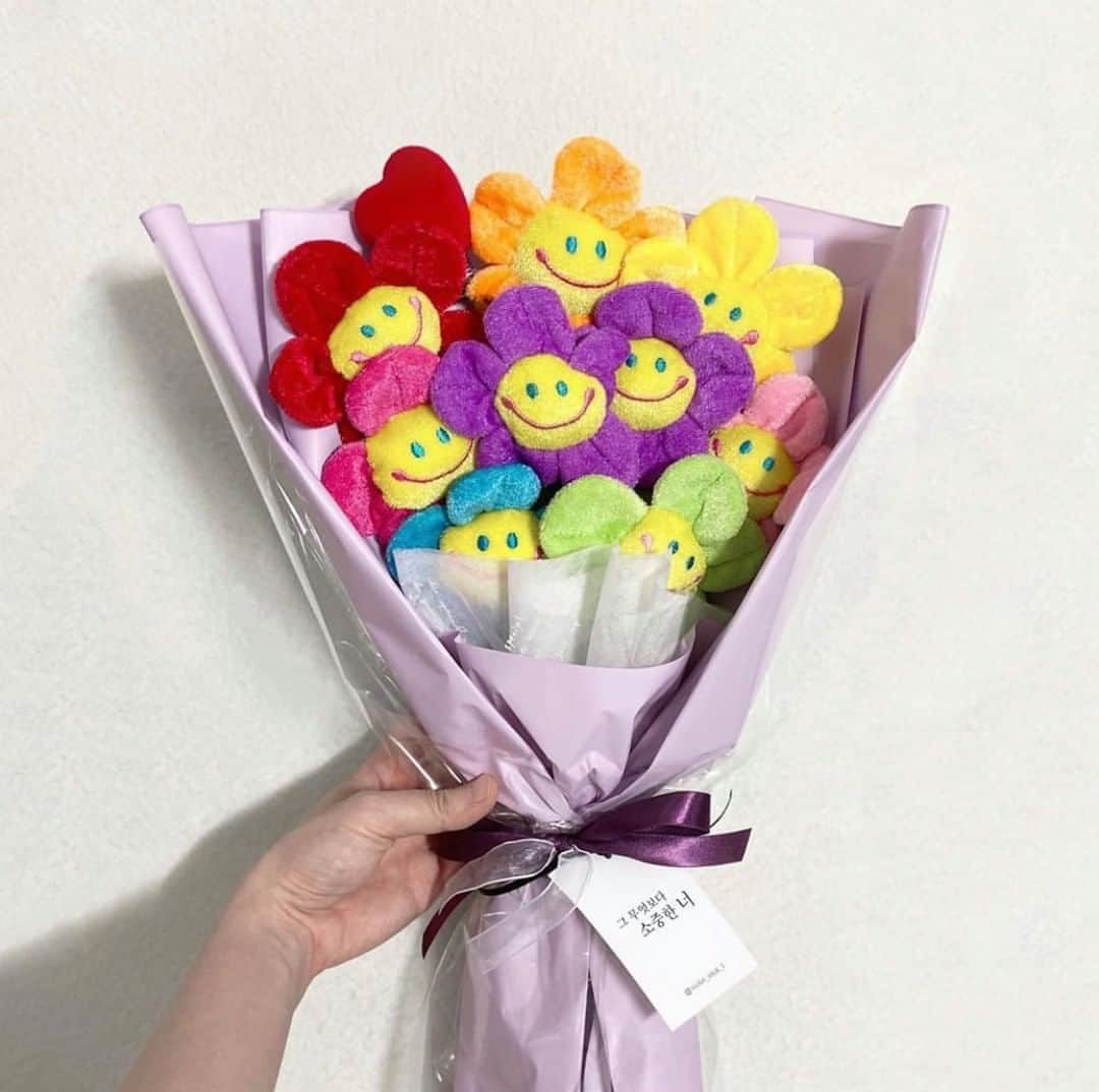 ハルハルさんのインスタグラム写真 - (ハルハルInstagram)「大切な人へのプレゼントに♡ ぬいぐるみ花束が可愛い🌷  あんにょん。のぼりんです🐶 誕生日プレゼントあげたいけどレパートリー減ってきた😢という方に朗報です🙋🏻‍♀️  ただ花束をあげるより斬新なぬいぐるみ花束が可愛いんです♡  韓国発でカラフルでポップな見た目が華やかで素敵ですよね🍒💕  こちらはQoo10で販売されているので、ぬいぐるみ花束と検索してみてください🌷 価格は物によりバラバラです。  個人的に韓国の釜山にある @loveisgiving  のぬいぐるみ花束が可愛くて大好きです♡ みなさんもチェックしてみてください😘  --------------------------﻿ ‌﻿ 今回の可愛いお写真は、﻿ 以下の方からお借りしています♡﻿ ‌﻿ Thanks for… ‌﻿ ﻿ ﻿ @korochan_55  さま @07___mnm さま @u_minzi i 님 @null_jj  님 @loveflower_1230 さま ﻿ ﻿ ﻿  #ハルスタ や #ハルハル をタグ付けしていただくと、﻿ ハルハルの記事やInstagramに投稿させていただく場合がございます﻿ ‌﻿ ﻿  #하루스타 #하루하루 를 태그 하시면﻿ 하루하루의 기사와 인스타그램에서 사용할 가능성이 있습니다﻿ ﻿ ---------------------------﻿ ﻿ ﻿  #韓国 #韓国好きな人と繋がりたい #韓国好き #韓国情報 #韓国トレンド #韓国通販 #ぬいぐるみ花束 #贈り物 #誕生日 #誕生日プレゼント #サプライズプレゼント #誕生日サプライズ #誕生日おめでとう」8月10日 20時02分 - haruharu_furyu
