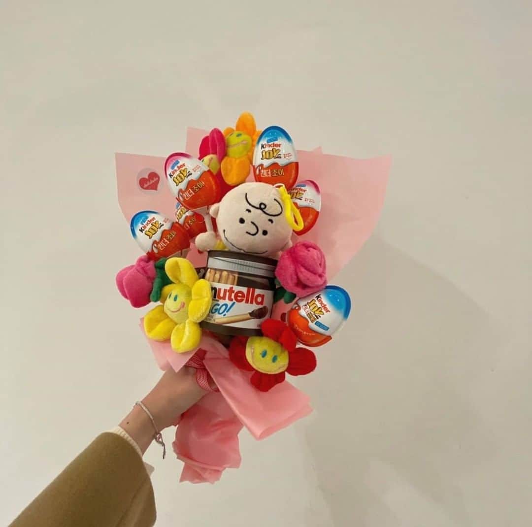 ハルハルさんのインスタグラム写真 - (ハルハルInstagram)「大切な人へのプレゼントに♡ ぬいぐるみ花束が可愛い🌷  あんにょん。のぼりんです🐶 誕生日プレゼントあげたいけどレパートリー減ってきた😢という方に朗報です🙋🏻‍♀️  ただ花束をあげるより斬新なぬいぐるみ花束が可愛いんです♡  韓国発でカラフルでポップな見た目が華やかで素敵ですよね🍒💕  こちらはQoo10で販売されているので、ぬいぐるみ花束と検索してみてください🌷 価格は物によりバラバラです。  個人的に韓国の釜山にある @loveisgiving  のぬいぐるみ花束が可愛くて大好きです♡ みなさんもチェックしてみてください😘  --------------------------﻿ ‌﻿ 今回の可愛いお写真は、﻿ 以下の方からお借りしています♡﻿ ‌﻿ Thanks for… ‌﻿ ﻿ ﻿ @korochan_55  さま @07___mnm さま @u_minzi i 님 @null_jj  님 @loveflower_1230 さま ﻿ ﻿ ﻿  #ハルスタ や #ハルハル をタグ付けしていただくと、﻿ ハルハルの記事やInstagramに投稿させていただく場合がございます﻿ ‌﻿ ﻿  #하루스타 #하루하루 를 태그 하시면﻿ 하루하루의 기사와 인스타그램에서 사용할 가능성이 있습니다﻿ ﻿ ---------------------------﻿ ﻿ ﻿  #韓国 #韓国好きな人と繋がりたい #韓国好き #韓国情報 #韓国トレンド #韓国通販 #ぬいぐるみ花束 #贈り物 #誕生日 #誕生日プレゼント #サプライズプレゼント #誕生日サプライズ #誕生日おめでとう」8月10日 20時02分 - haruharu_furyu