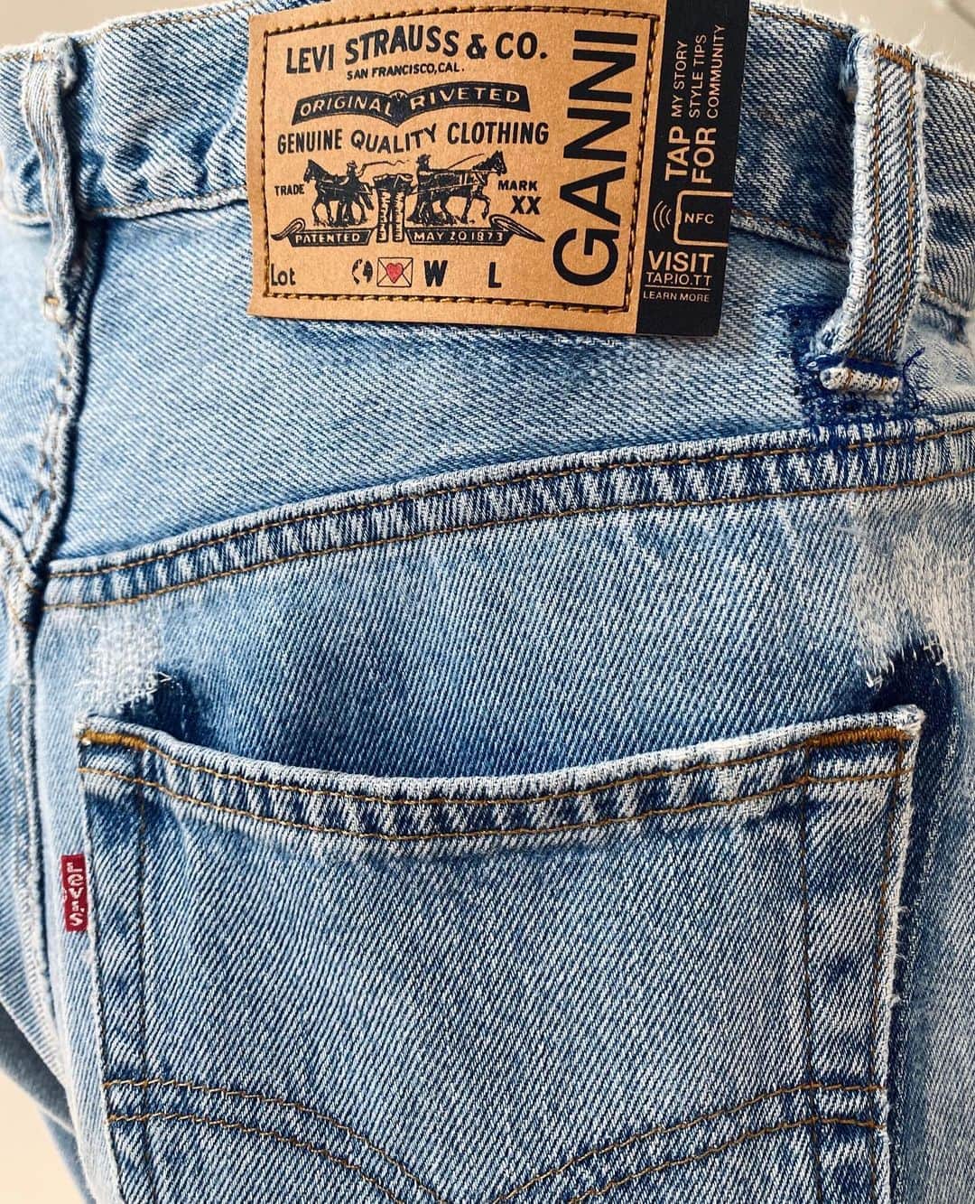 のインスタグラム：「A private preview of the @ganni exhibition that has gathered creative perspectives by female artist from all over the world💙 Also the launch of the collaboration with @levis 😍 I’m completely drooling over these jeans that I can’t wait to try on in the new year 🤤💙」