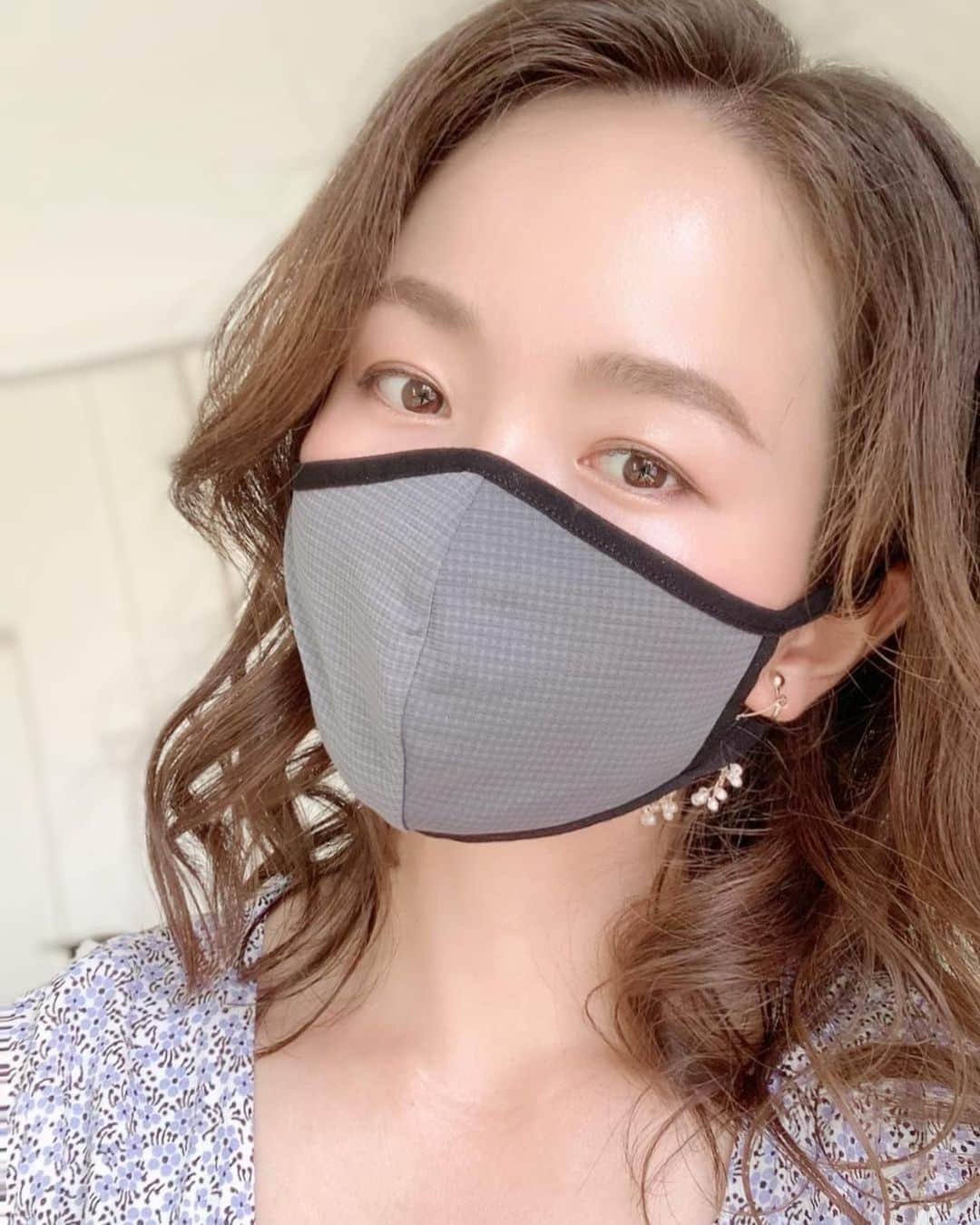 リナのインスタグラム：「@hit_beauty_news  毎日ほんとうに暑いっ🥵 そんな日々でもマスクは手放せないから 少しでも心地いいマスクをと探していたら…見つけちゃった👀  ◆ヘパスキン「エアクールマスク」◆ このマスクに配合されている、 テラヘルツ鉱石は、 美顔器などにも使われていて、 免疫力アップや血行促進などの効果が期待できるんだって❗️  着けていないようなエアリーで クールなつけ心地だから、 長時間つけていてもへっちゃら👍  ◆ヘパスキン「AG＋4Dミスト」◆ 弱酸性除菌剤「AG＋4Dミスト」は、 保湿効果に加えて、 抗菌・除菌・防臭・消臭効果が得られるミスト！ 携帯用に詰め替えもできるから 毎日ポーチに入れて持ち運んでいるよ👛 ...................................................... #ヘパスキン4Dエアクールマスク #ヘパスキンAG＋4Dミスト #マスク #テラヘルツ #コロナ #ウィルス対策 #美肌ケア #夏用マスク #熱中症予防 #接触冷感 #リフトアップ  #UVカット #生コラーゲン #3D生コラーゲン #弱酸性除菌剤  #洗浄#保湿 #シルバーイオン#グレープフルーツ種子抽出物 #除菌 #抗菌 #防カビ #消臭 #HEPASKIN  #MEGMALE #ヘパスキン #メグマーレ   「ヘパスキン テラマスク」で検索してね！」