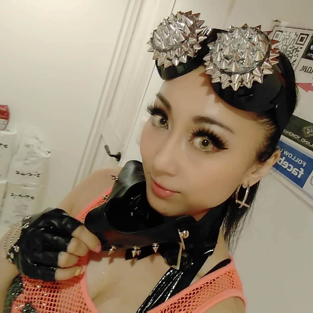 のインスタグラム：「#coronamask leatherは息苦しい(^_^;) でも😷マスクは飛沫予防に一番効果アリ🐜 マスク着けてわかった事、それは約90％以上の方がしゃべるときに唾液を飛ばす！て事。  きをつけよー！  😷😷😷😷😷😷😷😷😷😷😷😷😷😷😷😷😷😷😷😷😷😷😷😷😷😷😷😷😷😷 #gogo #dance #gogodancer #dancer ancer #yokohama」