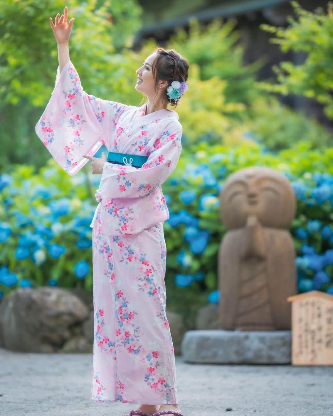 相場詩織さんのインスタグラム写真 - (相場詩織Instagram)「偶然お仕事帰りに﻿ 今年初の花火を見かけることが出来ました🎆﻿ 今年はお祭りも無く梅雨明けも無く﻿ なんだか夏じゃないような気がしていたのに﻿ 不意打ちできた夏の美しさに心打たれました😌﻿ ﻿ 花火の綺麗さはもちろんのこと﻿ どこからか響きわたる﻿ 子どもたちの嬉しそうな笑い声で 涙が出るくらい幸せな気持ちになったな☺️﻿ ﻿ 秋田の夏は一瞬だ  今年あと1回くらいは﻿ 大好きな浴衣を着られるといいな✨﻿ ﻿ ﻿ ﻿ #japan #akita #camera #instagood #yukata﻿ #kimono #japaneseculture #cooljapan﻿ #ポートレート #撮影 #浴衣 #浴衣ヘアアレンジ﻿ #絶景 #日本の絶景 #アジサイ寺 #雲昌寺 #和装 #着物 #大人ヘアメイク #アナウンサー #アナウンサーヘアメイク #浴衣女子 #帯飾り」8月10日 20時22分 - shioriaiba0801