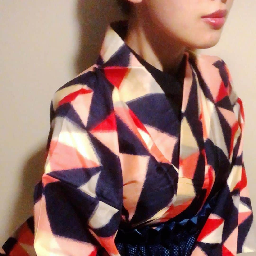 岡田育さんのインスタグラム写真 - (岡田育Instagram)「Remember, when I promised never to get into Meisen vintages such madly as other kimono lovers... I lied. . . 銘仙沼には落ちないと言ったな、あれは嘘だ……。ブラウスの上から羽織ってみたはいいけどまだちゃんと着られてない。早く涼しくなってほしい。帯ベルトこういうとき本当に便利ですね。 . 👘 #銘仙着物 #meisenkimono 👕 @agnesb_officiel 🎀 @_k_i_i_r_o_ 👒 @kaorinomori . #銘仙 #👘🔰 #2万円以下の着物と帯 #着物コーディネート #meisen #kimonostyle #kimonolovers #antiquekimono #vintagekimono #あれは嘘だ」8月10日 20時33分 - okadaic