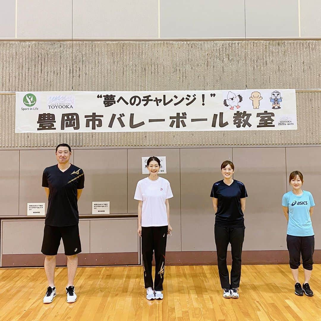 井上香織さんのインスタグラム写真 - (井上香織Instagram)「2020.8.10 ・ ソーシャルディスタンス。 マウスガード着用の上でのバレー教室。 ・ #久しぶりのバレー教室 #3日連続 #無事終了 #ソーシャルディスタンス #豊岡市 #斎藤信治　のぶさん #佐野優子　りょうさん #山口舞　ゆめ #4年振りにインスタ再開するかな #井上香織」8月10日 20時25分 - kaorin888