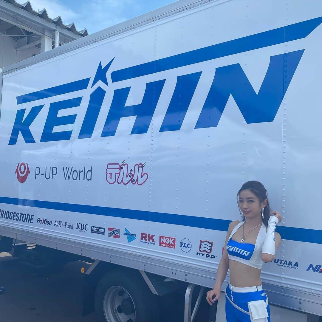 夏江花さんのインスタグラム写真 - (夏江花Instagram)「全日本ロードレース選手権ROUND1 スポーツランドSUGO戦 本日にて無事終了しました⭐️  初めて観戦するバイクレースが楽しく、夢中になっちゃいました😆💙  私が応援する Keihin Honda Dream  SI Racing からは JSB1000クラスに 清成龍一選手 渡辺一馬選手 ST1000クラスに 作本輝介選手 が出場されました✨✨  今回、雨の中や暑い中会場やお家からケーヒンを応援してくれた皆様 本当にありがとうございました😊💙  私は 力強い走りで感動を与えてくださった 3名のライダーさんに もっと応援を届けたいなーとレースを終えて思いました！  次戦は岡山国際サーキットで ９月５日６日に開催されます！  今回一緒にKeihin Honda Dream  SI Racingを応援してくれた皆様はもっっっちろん、 私のような二輪レース観戦ビギナーの方も 私と一緒にケーヒンを応援する仲間になってもらえませんか？！😍  勿論なってくれるよね🥰💙  全日本ロードレース選手権の面白さと ケーヒンの素敵なところを いろいろな人に布教して、 岡山国際サーキット戦までに Keihin Honda Dream  SI Racingを 一緒に応援する仲間を増やすことが目標です٩( ᐛ )و  #ケーヒン#Keihin#KeihinHondaDreamSIRacing#KeihinBlueBeauty#全日本ロードレース選手権#レースクイーン#RQ#레이싱모델 #일본여자#ブルー#blue#ハーフアップ #スポーツランドSUGO#菅生サーキット#菅生#宮城#宮城県#岡山国際サーキット#モータースポーツ #モータースポーツ好きな人と繋がりたい #バイクレース #バイクレース観戦 #バイク女子 #トランポ#followｍe #팔로우 #팔로우해주세요 #フォローミー #💙 #💙💙💙」8月10日 20時28分 - hananatsue