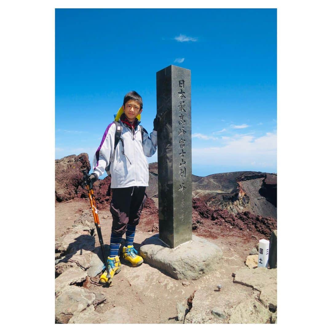 山口葵さんのインスタグラム写真 - (山口葵Instagram)「. 今日ももう少しで終わっちゃいますが… . 本日8/10は #山の日 & #ハットの日 写真は中学二年生頃に富士登山した時のものです🗻 これが最初の登頂でした。 「富士山登りに行こう」 そう決まってからまず最初に向かったのはアウトドアショップ🏔 登山用具をひとつひとつ自分で選ぶのが楽しかったなぁ🟨🟦 特にハットは登山以外でもよく被って出かけたりした思い出の帽子☺︎ . . この写真を見返すと、当時の感動と達成感と、 それを上回る疲労感が鮮明に蘇ってきます😅 帰りには温泉に寄りました♨️ 文字通り極楽でした、 が当時の僕は早く帰りたくて仕方ありませんでした🤦🏻‍♂️ . コロナの影響で今はできませんが、 またいつか富士登山したいなって思います🗻 . #むくんだ顔 #ボサボサの頭 #坊主から少し伸びた髪」8月10日 20時29分 - _yamaguchi_aoi_