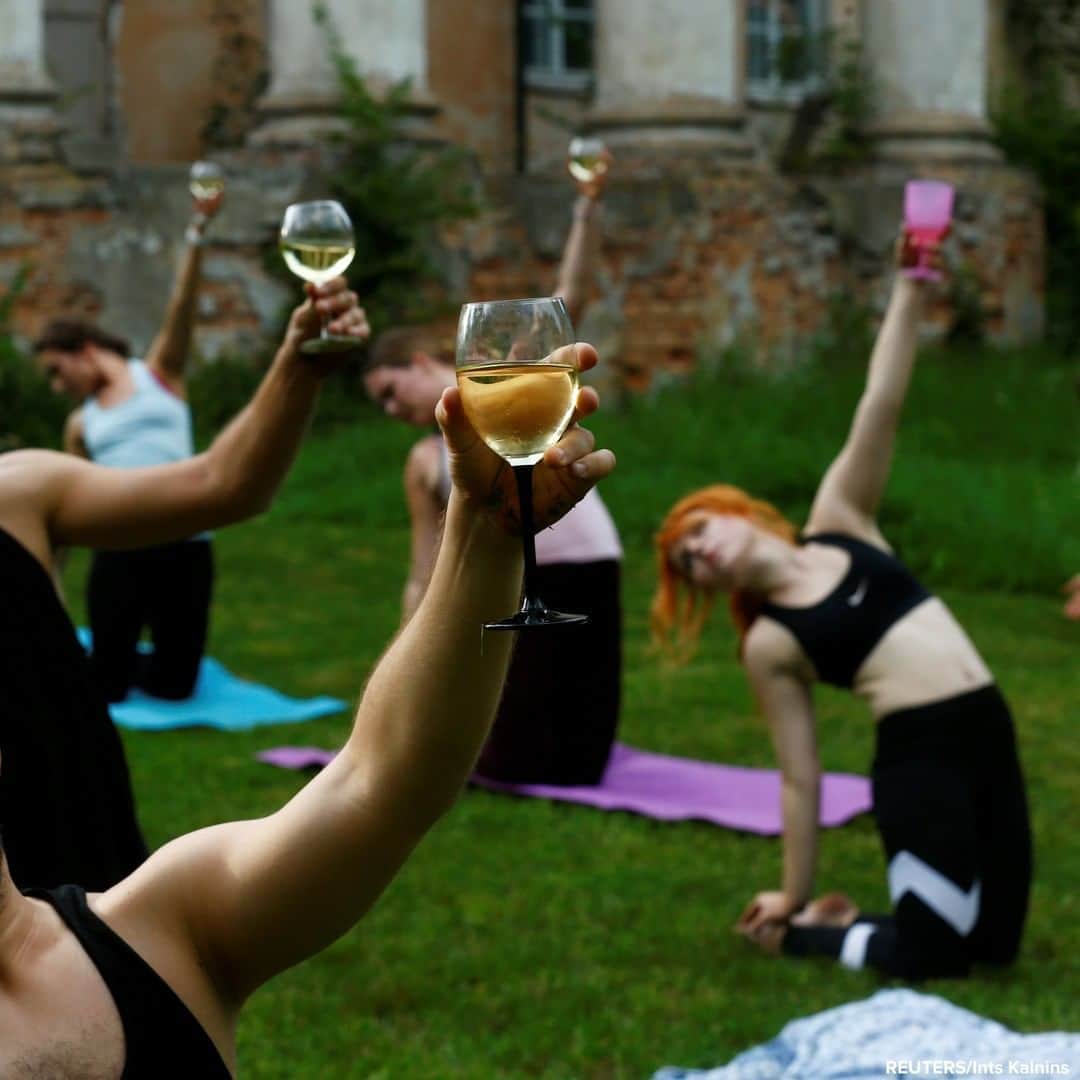 ABC Newsさんのインスタグラム写真 - (ABC NewsInstagram)「People hold their drinks up as they perform wine yoga in Riga, Latvia. #yoga #wine #drinking」8月10日 20時29分 - abcnews