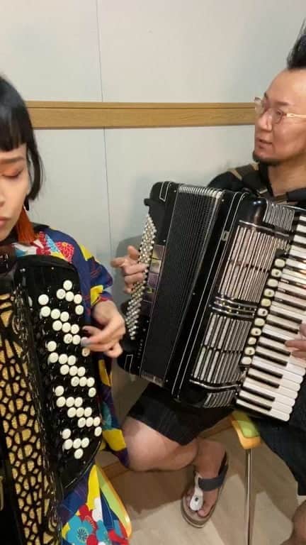 小春のインスタグラム：「ボタンと鍵盤」