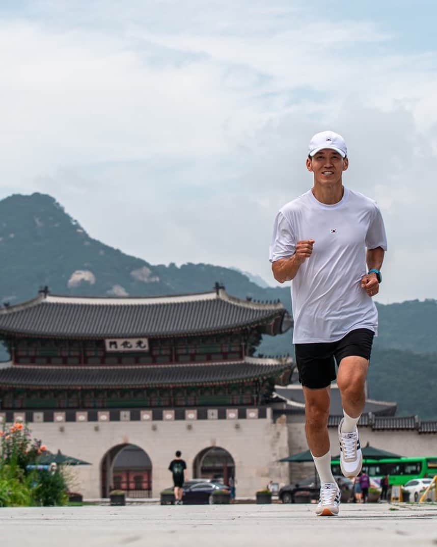 ジヌションさんのインスタグラム写真 - (ジヌションInstagram)「🇰🇷 잘될거야 대한민국! 저와 81.5km 중 8.15km 달릴 45명의 페이서를 찾습니다. (10km 50분 기록 가지고 있는 러너들 중에서) 5명의 페이서들이 저와 같이 8.15km 를 달리고 새로운 페이서 5명이 다음 8.15km를 저와 함께 달립니다.  저(1) 페이서 그룹(9) 페이서 전체 인원(45) 1945 대한민국 광복된 연도 1945의 의미를 깊이 세기며 81.5km를 함께 달리겠습니다.  8.15km 6분페이스 참가비 81,500원 기념품 모자,티셔츠, k.run x 삭스업 양말,메달 간식과 음료  815런 5:00 아직 이름 못 정한 러닝 크루 5명 6:00 5자리 있음 7:00 5자리 있음 8:00 5자리 있음 9:00 5자리 있음 10:00 5자리 있음 11:00 5자리 있음 12:00 5자리 있음 13:00 5자리 있음 14:00 아직 이름 못 정한 러닝 크루 5명  댓글로 신청해주세요. 댓글에 이름과 티셔츠 사이즈,양말 사이즈(S,M,L(여자는 S 추천,남자는 285까지 M 추천))달리고 싶은 시간 적어주시면 내일 당첨된 이름 올리겠습니다. 이름 확인하시고 입금하시면 @miracle365 에서 안내 내용 dm으로 보내드립니다.  #잘될거야대한민국 #버츄얼815런 #미라클365」8月10日 20時35分 - jinusean3000