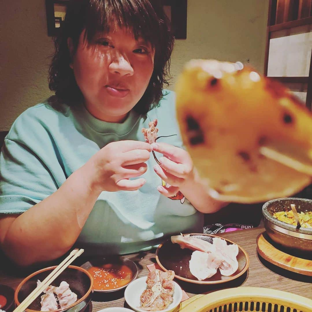 八つ橋てまりさんのインスタグラム写真 - (八つ橋てまりInstagram)「わーい😊 すっごい美味しかったー🤗  豚足大好きなんだよなー😋 お店で出されて満足したことないのに、ここの豚足んまかったなー🥰  あー、久しぶりに、きさきさんのご飯食べたい🍚✨  #豚足 #焼肉 #タン #チョレギサラダ #石焼きビビンバ #ニンニク #バター焼き #happy #ご馳走様でした」8月10日 20時35分 - temari.odebu