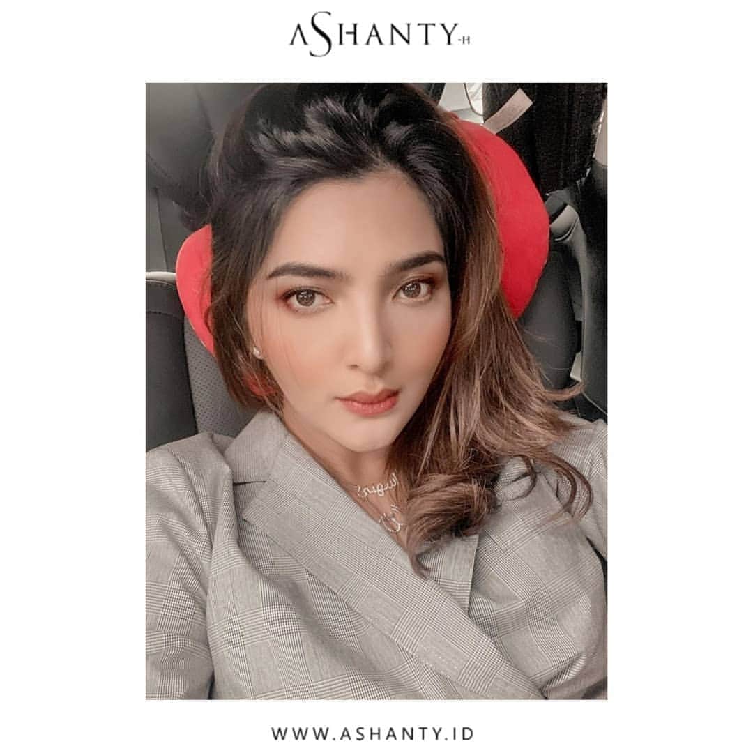 ASHANTY BEAUTY CREAM OFFICIALのインスタグラム：「Ladies,  kunci berhasil mendapatkan wajah yang sehat dan glowing adalah sabar dan rutin dalam menggunakan skincare. Kulit yang sehat dan glowing tidak didapatkan dalam waktu yang singkat. Jangan lupa untuk menggunakan Skin Care yang aman, halal dan terpercaya seperti skincare by @ashantyid gunakan rutin setiap pagi dan malam hari 💜  _____________________________ Informasi dan pemesanan  Ashanty Beauty Cream Chat Via WA: 081293823950 WA: 085781140354 WA: 081287388885 WA: 087778489900 ⚡️ Fast Respons Click Link On Bio Instagram @ashantyid ❣️ ______________________________ #ashantybeautycream #creamashanty #skincareashanty #skincare #skincareartis #skincarelokal #creamwajah #creamperawatanwajah #obatjerawat #jerawat #kosmetik #krimwajah #creamwajah #whiteningcream #ashantyid #ashanty #ahha #kepastian #aurelhermansyah」