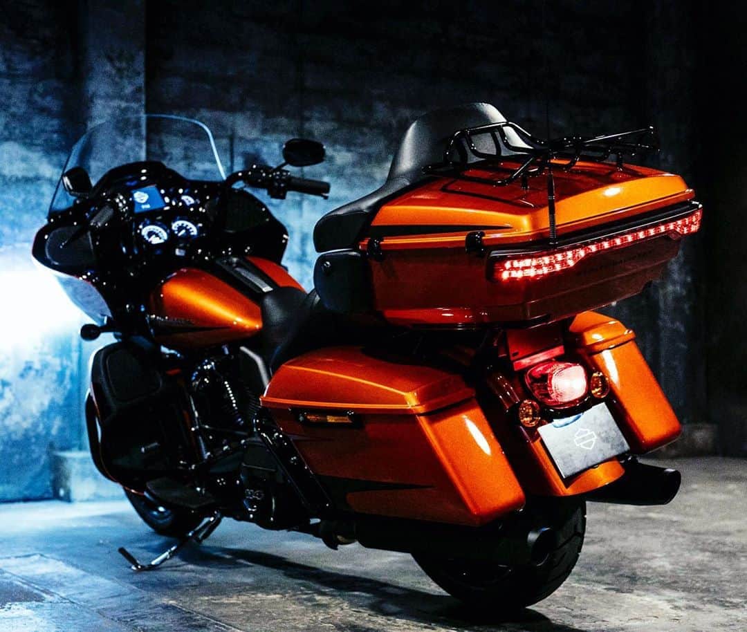 Harley-Davidson Japanさんのインスタグラム写真 - (Harley-Davidson JapanInstagram)「夜の熱を求めて。#ハーレー #harley #ハーレーダビッドソン #harleydavidson #バイク #bike #オートバイ #motorcycle #ロードグライドリミテッド #roadglidelimited #fltrk #ツーリング #touring #ミルウォーキーエイト #milwaukeeeight #鼓動 #pulse #情景 #scene #2020 #自由 #freedom」8月10日 20時37分 - harleydavidsonjapan