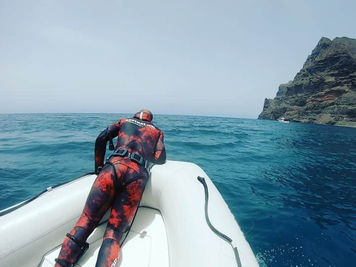 サンドロ・ラミレスのインスタグラム：「Proteger las playas, el mar y todo lo que hay en el es VITAL para mantener el equilibrio ambiental y que las futuras generaciones puedan disfrutar de la naturaleza. Seamos conscientes !!! 🌍🍃♻️🌴 #somosuno #beuchatteam」