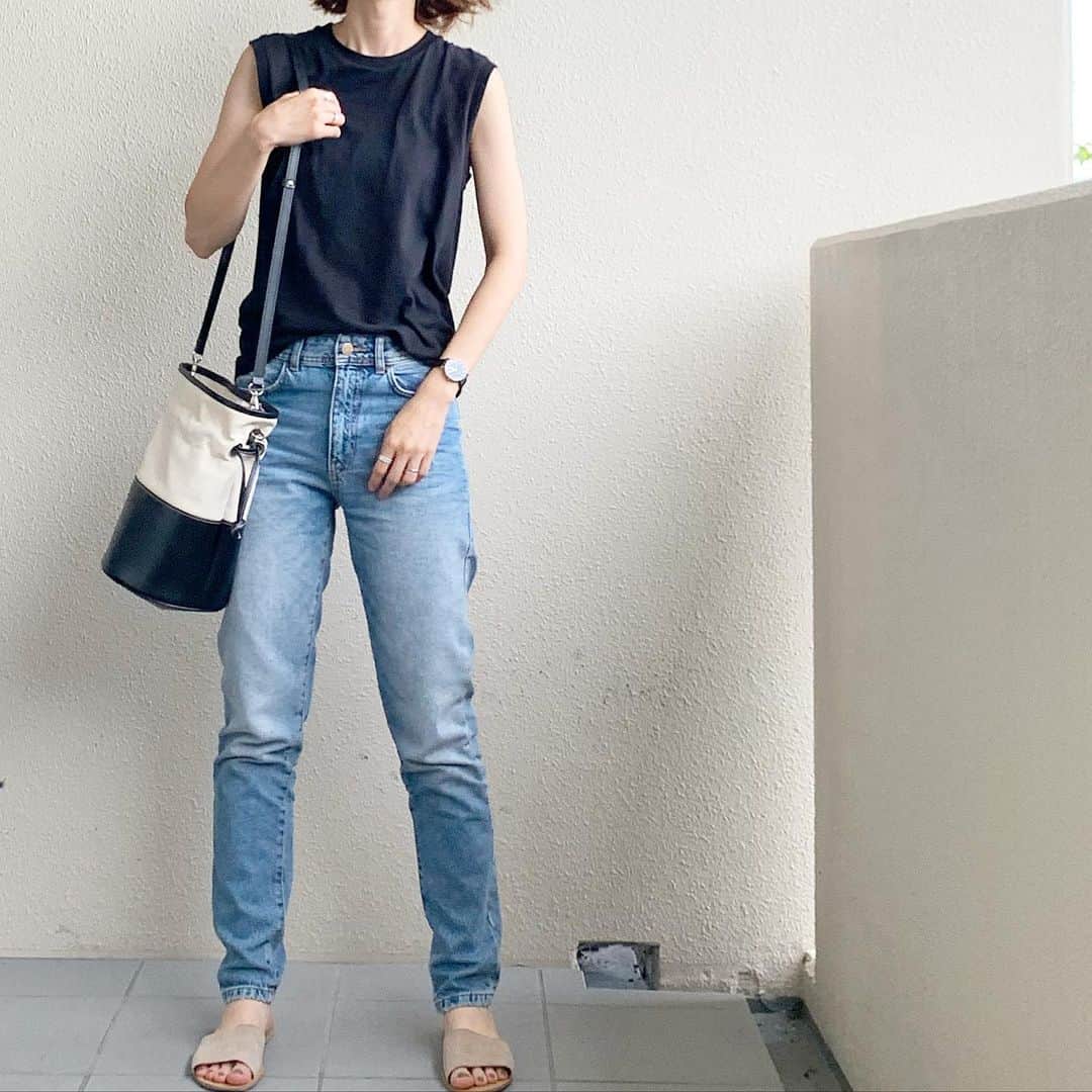 のインスタグラム：「・ 2020.8.10 ・ 人混み行きたくなかったけど 買いたいものがあったので エキスポへ🎡 ・ 午前中に行ったからか そんなに混雑してなかったかも😊 ・ ・ これ 👧🏻が撮ってくれたんやけど 左側に自転車置いてて それががっつりうつってたから 見えないように調整したら めちゃ壁が主張する写真に なってしまった😂 ・ ・ tops…#hanes#ヘインズ#biotop#ビオトープ denim…#zara#ザラ　…1年前に購入 sandal…#unitedarrows#ユナイテッドアローズ　…1年前に購入 ・ ・ アイテム詳細はトップページのPARTEから飛べます✨・ ・」