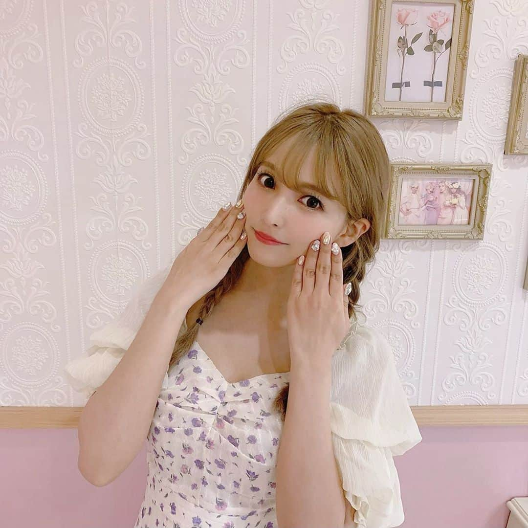 三上悠亜さんのインスタグラム写真 - (三上悠亜Instagram)「にゅうねいる💅 誕生日前に変えれてよかった🥺 まりなちゃんいつもありがと💓 ハンドもフットもきらきらでかわいいよ~💎🧚‍♂️ #nail」8月10日 20時40分 - yua_mikami