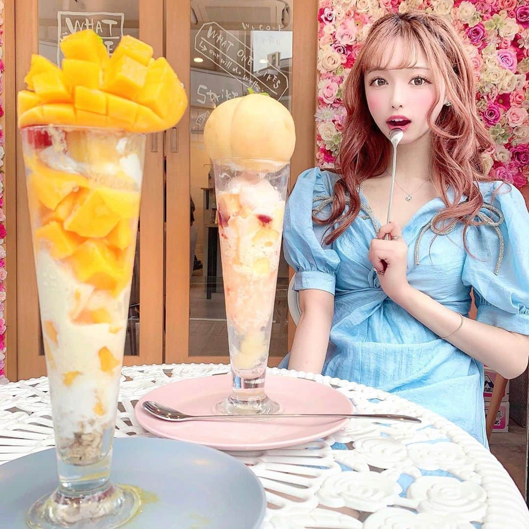 あやちゃんさんのインスタグラム写真 - (あやちゃんInstagram)「ドドーンと大きな マンゴーと桃パフェ🥭🍑✨ これがもうまた絶品なのよ🥰 3回目なんだけどやっぱりイチオシはマンゴーかな💗 店内も可愛くてドリンクバーもあるからゆったりできるし男性のお客さんも多かった🙆‍♀️ 4組までに限定して営業してるからソーシャルディスタンスも保ってて安心して行けるよ✨ 予約は必ずして行ってね☀️ 🍒🍑 @cafedeperu 🍓🍈  #カフェドペル #cafedeperu  #パフェ #フルーツパフェ #パフェ巡り #西早稲田 #西早稲田カフェ #高田馬場カフェ #フルーツ #東京グルメ #東京カフェ #映えスイーツ #韓国カフェ #マンゴー #桃パフェ #マンゴーパフェ #桃スイーツ #ももパフェ #おすすめカフェ  #スイーツ巡り #スイーツグラム #ワンピース #映えスポット」8月10日 20時49分 - aya.you.love.r