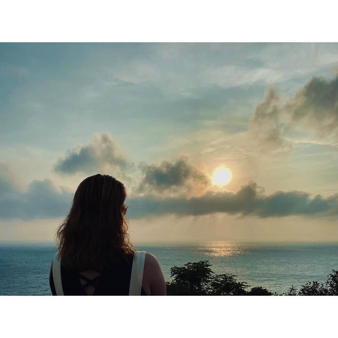 赤瀬紗也香のインスタグラム：「❁. August🌻 あっという間に８月。 今できる事を少しずつ🤏🏼 . #sunset」
