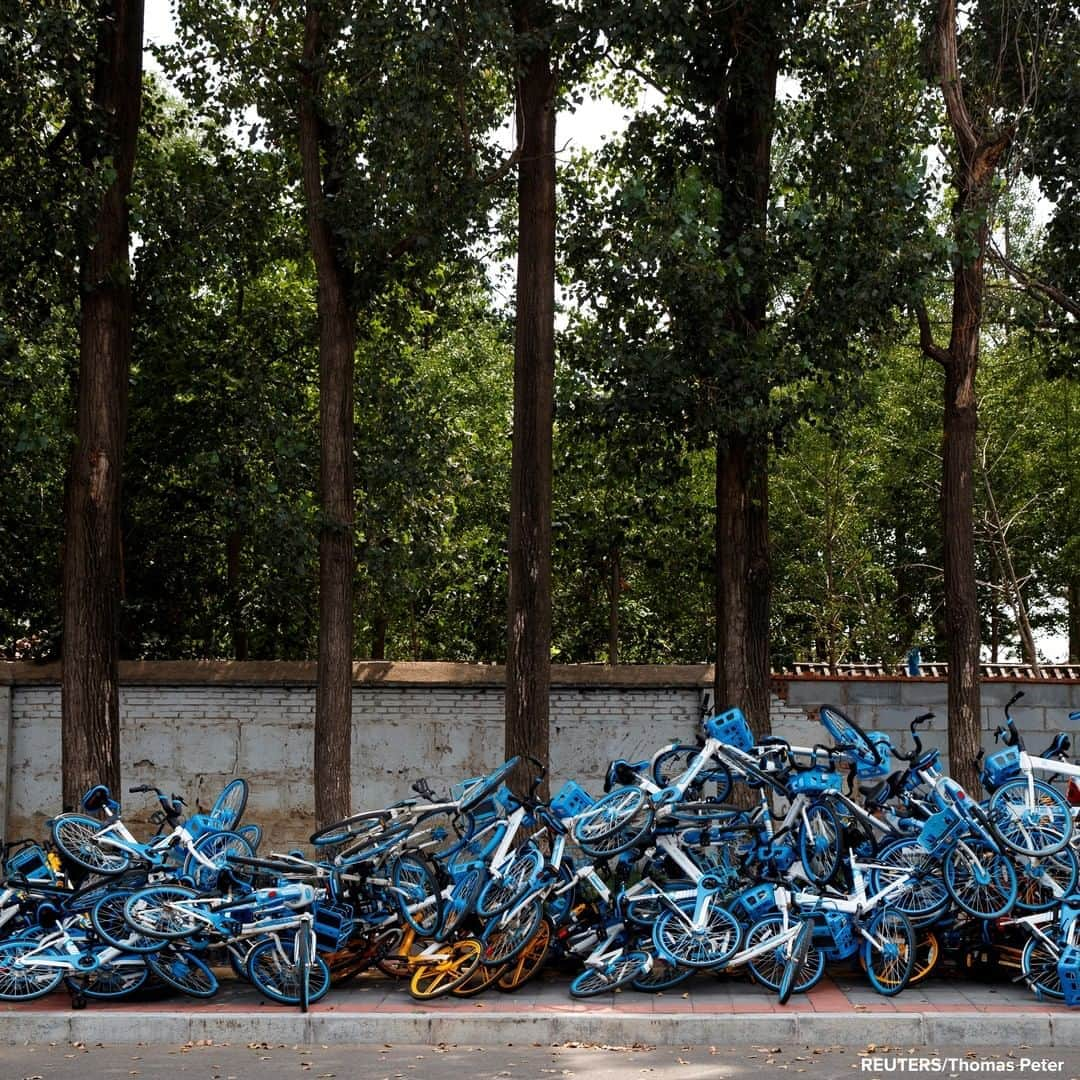 ABC Newsさんのインスタグラム写真 - (ABC NewsInstagram)「Shared bicycles are seen piled up on a roadside in Beijing, China. #bicycles」8月10日 20時44分 - abcnews