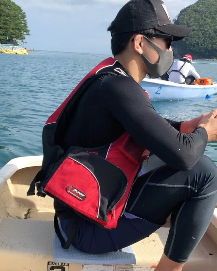 乙黒拓斗のインスタグラム：「小舟でゆったり釣るのも楽しい🎣  この落ち着いた空間がまた良い」