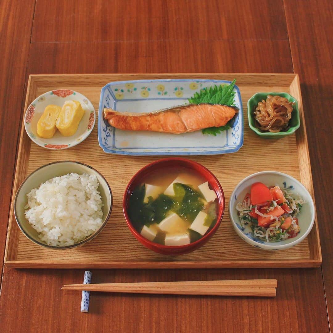 Kaori from Japanese Kitchenさんのインスタグラム写真 - (Kaori from Japanese KitchenInstagram)「【火を使わない副菜レシピ】夏の鮭定食。 ・ こんばんは。 土曜の朝昼ごはん。 夜から仕事が立て込んだり 外出中に充電切れして更新できず。 ・ 夏の鮭定食、といいつつ 普段と大してメニューは変わっていないですね。 鮭を真ん中に置くか、右端に置くか悩んで 夫と私の配膳を変えてみた。 器の雰囲気がわかるように 普段の食卓の目線でも撮ってみました。 どうでしょうか？（スワイプして5-6枚目） ・ ちょっと前に作った塩麹、 そろそろヤバそうだったので トマトと和えて簡単副菜を作りました。 簡単レシピはスワイプして7枚目からです。 市販の塩麹だとハナマルキのが好きです。 暑いので火を使わないレシピをご紹介しました。 参考になれば幸いです🙌 本日もお疲れ様でした。 ・ 【おしながき】 鍋炊き白米 豆腐と淡路島生わかめのお味噌汁 鮭の塩焼き 卵焼き しらたきの鞍馬煮 @kyo_ryori.aun トマト、しらす、大葉の塩麹和え ＊今日は薬膳走り書きお休みします＊ ・ ・ ・ ・ 2020.08.10 Mon Hi from Tokyo! Saturday’s late brunch:Baked rice, miso soup, grilled salmon, rolled egg omelet, simmered zen pasta, marinated tomato w/ salty fermented dressing, baby sardines, and shedded shiso leaves. ・ ・ ・ ・ ・ #japanesefood #breakfast #朝ごはん #おうちごはん #早餐 #薬膳 #うつわ #自炊 #一汁三菜 #松浦コータロー #佐藤もも子 #阿部春弥」8月10日 20時45分 - coco_kontasu