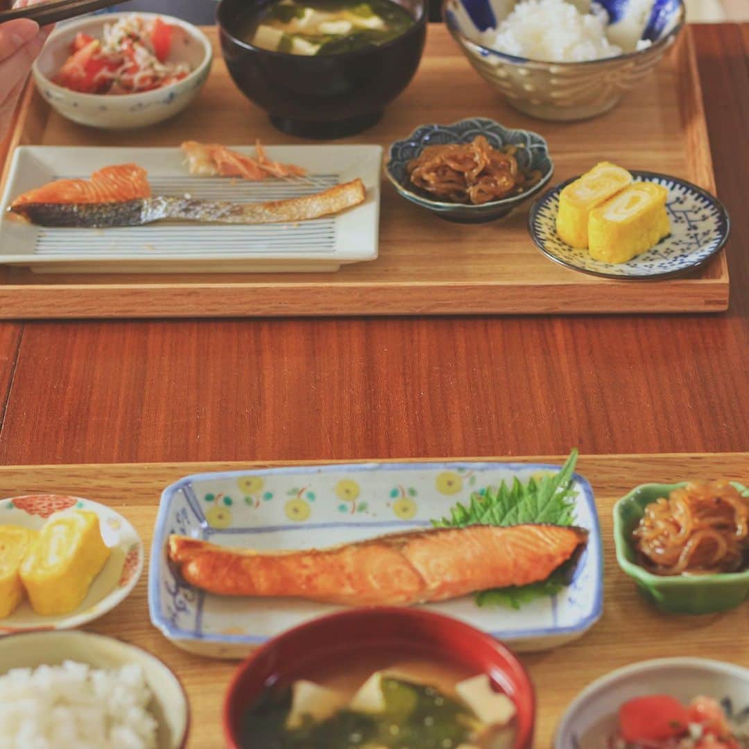 Kaori from Japanese Kitchenさんのインスタグラム写真 - (Kaori from Japanese KitchenInstagram)「【火を使わない副菜レシピ】夏の鮭定食。 ・ こんばんは。 土曜の朝昼ごはん。 夜から仕事が立て込んだり 外出中に充電切れして更新できず。 ・ 夏の鮭定食、といいつつ 普段と大してメニューは変わっていないですね。 鮭を真ん中に置くか、右端に置くか悩んで 夫と私の配膳を変えてみた。 器の雰囲気がわかるように 普段の食卓の目線でも撮ってみました。 どうでしょうか？（スワイプして5-6枚目） ・ ちょっと前に作った塩麹、 そろそろヤバそうだったので トマトと和えて簡単副菜を作りました。 簡単レシピはスワイプして7枚目からです。 市販の塩麹だとハナマルキのが好きです。 暑いので火を使わないレシピをご紹介しました。 参考になれば幸いです🙌 本日もお疲れ様でした。 ・ 【おしながき】 鍋炊き白米 豆腐と淡路島生わかめのお味噌汁 鮭の塩焼き 卵焼き しらたきの鞍馬煮 @kyo_ryori.aun トマト、しらす、大葉の塩麹和え ＊今日は薬膳走り書きお休みします＊ ・ ・ ・ ・ 2020.08.10 Mon Hi from Tokyo! Saturday’s late brunch:Baked rice, miso soup, grilled salmon, rolled egg omelet, simmered zen pasta, marinated tomato w/ salty fermented dressing, baby sardines, and shedded shiso leaves. ・ ・ ・ ・ ・ #japanesefood #breakfast #朝ごはん #おうちごはん #早餐 #薬膳 #うつわ #自炊 #一汁三菜 #松浦コータロー #佐藤もも子 #阿部春弥」8月10日 20時45分 - coco_kontasu