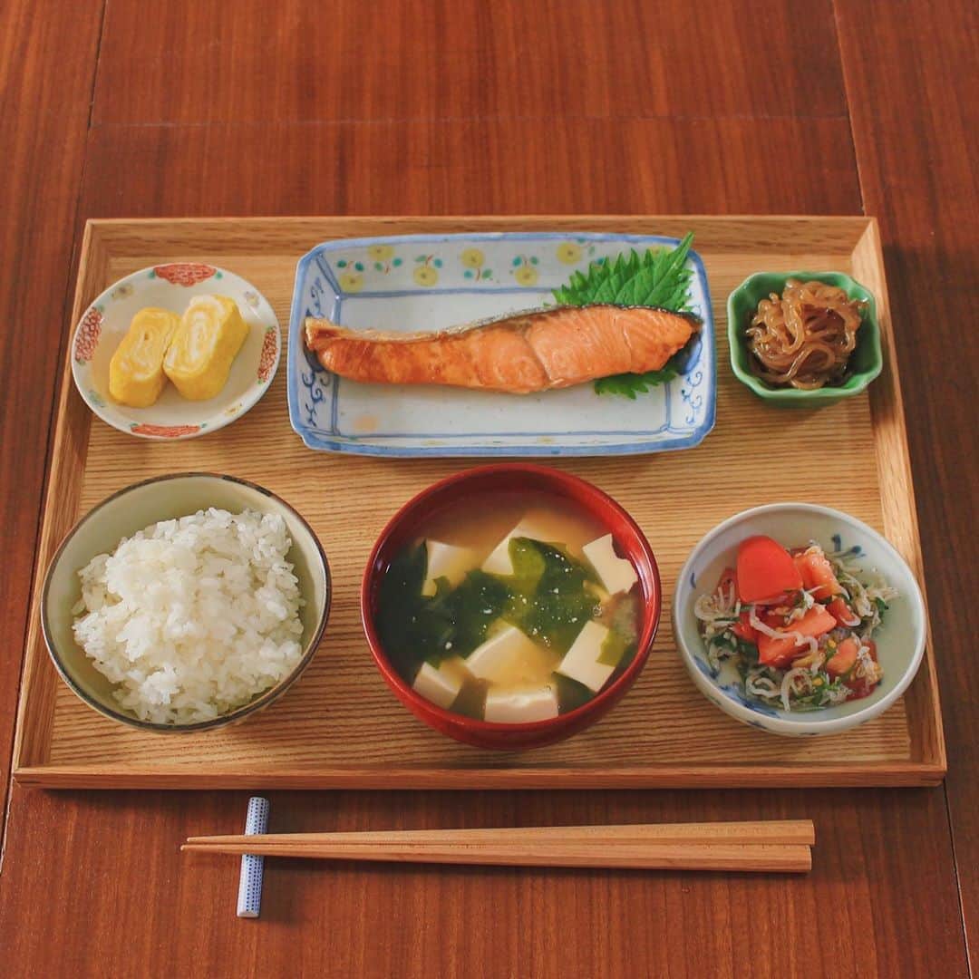 Kaori from Japanese Kitchenのインスタグラム：「【火を使わない副菜レシピ】夏の鮭定食。 ・ こんばんは。 土曜の朝昼ごはん。 夜から仕事が立て込んだり 外出中に充電切れして更新できず。 ・ 夏の鮭定食、といいつつ 普段と大してメニューは変わっていないですね。 鮭を真ん中に置くか、右端に置くか悩んで 夫と私の配膳を変えてみた。 器の雰囲気がわかるように 普段の食卓の目線でも撮ってみました。 どうでしょうか？（スワイプして5-6枚目） ・ ちょっと前に作った塩麹、 そろそろヤバそうだったので トマトと和えて簡単副菜を作りました。 簡単レシピはスワイプして7枚目からです。 市販の塩麹だとハナマルキのが好きです。 暑いので火を使わないレシピをご紹介しました。 参考になれば幸いです🙌 本日もお疲れ様でした。 ・ 【おしながき】 鍋炊き白米 豆腐と淡路島生わかめのお味噌汁 鮭の塩焼き 卵焼き しらたきの鞍馬煮 @kyo_ryori.aun トマト、しらす、大葉の塩麹和え ＊今日は薬膳走り書きお休みします＊ ・ ・ ・ ・ 2020.08.10 Mon Hi from Tokyo! Saturday’s late brunch:Baked rice, miso soup, grilled salmon, rolled egg omelet, simmered zen pasta, marinated tomato w/ salty fermented dressing, baby sardines, and shedded shiso leaves. ・ ・ ・ ・ ・ #japanesefood #breakfast #朝ごはん #おうちごはん #早餐 #薬膳 #うつわ #自炊 #一汁三菜 #松浦コータロー #佐藤もも子 #阿部春弥」