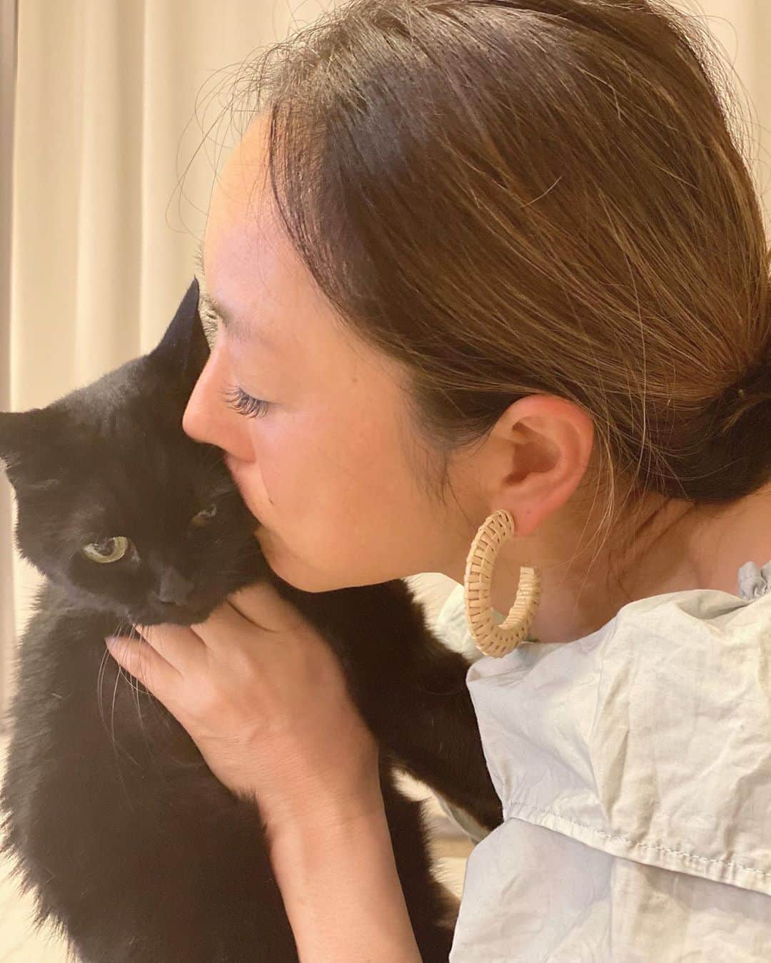 岡部亜紀さんのインスタグラム写真 - (岡部亜紀Instagram)「みんみんLOVE🖤 #黒猫 #blackcat  #にゃんすたぐらむ  #catstagram」8月10日 20時45分 - akiokabe