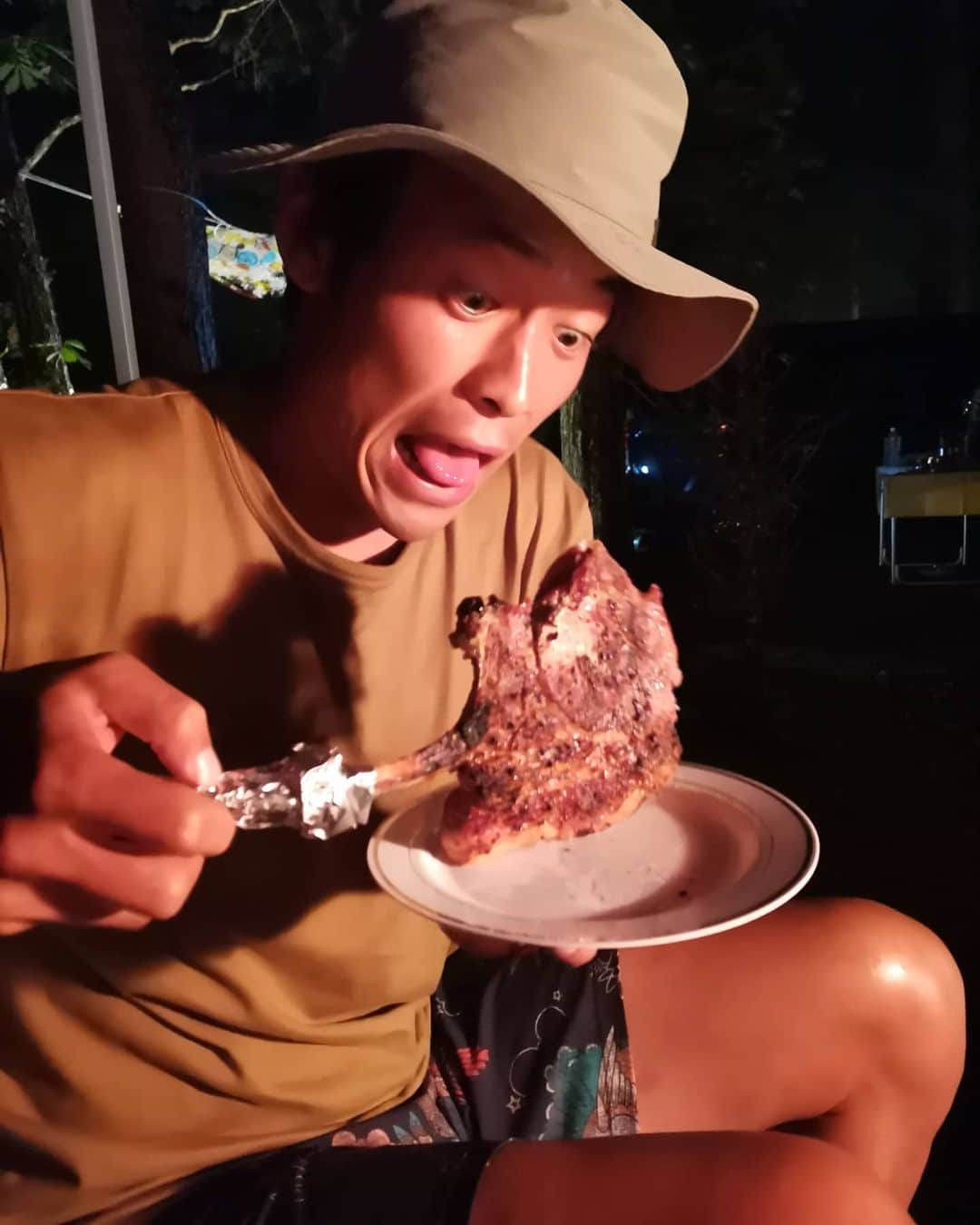 のインスタグラム：「オフは森の中でキャンプ 最高の気分転換 #camp #bbq #paella #refresh」