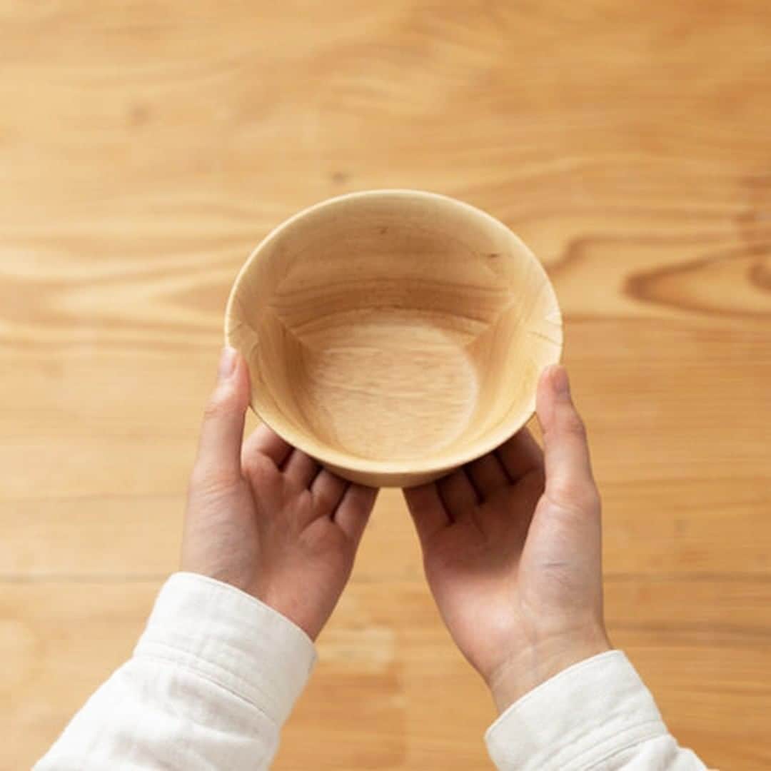 Otto Japan(オットージャパン) さんのインスタグラム写真 - (Otto Japan(オットージャパン) Instagram)「食洗器OKで毎日使いやすい♪やわらかくて優しい木の器  - - - - - - - - - - - - - - - - ★スタッフのおすすめ商品  いつもの料理をあたたかい雰囲気で 楽しみたいなー…。  そんなことを考えていた時に、 taffeta（タフタ）のサラダボウルを 見つけたんです！  天然の木を使っていて、優しい色と質感で お料理を引き立ててくれます♪  いつものお茶漬けも木の器に盛りつけるだけで カフェで出てきそうなおしゃれなお料理に変身！  今ある食器ともけんかせず、 どんな和食器や洋食器とも 組み合わせて使えちゃう。  どんなお部屋にもテーブルにも 使い回ししやすいのも魅力です♪  食洗器が使えるため、忙しい方にもピッタリです！ 使った後は食洗器にまかせちゃいましょう。 - - - - - - - - - - - - - - - -  ◆もっと商品について知りたい方は写真をタップ！  ================= マイモットーの商品が気になった方は「#私のマイモットー」で教えてください。 素敵な投稿は @my.motto.jp で紹介させていただきます。 =================  #木製ボウル #うつわ #taffeta #木の器 #kitchen #キッチン #台所 #キッチン雑貨  #キッチングッズ #テーブルコーディネート #テーブルウェア #テーブルフォト #食卓風景 #器好き #テーブルウェア #食洗器対応 #天然木 #暮らしを楽しむ #日々の暮らしを楽しむ #丁寧なくらし #暮らしの道具 #シンプルライフ #マイモットー #mymotto」8月10日 21時00分 - my.motto.jp