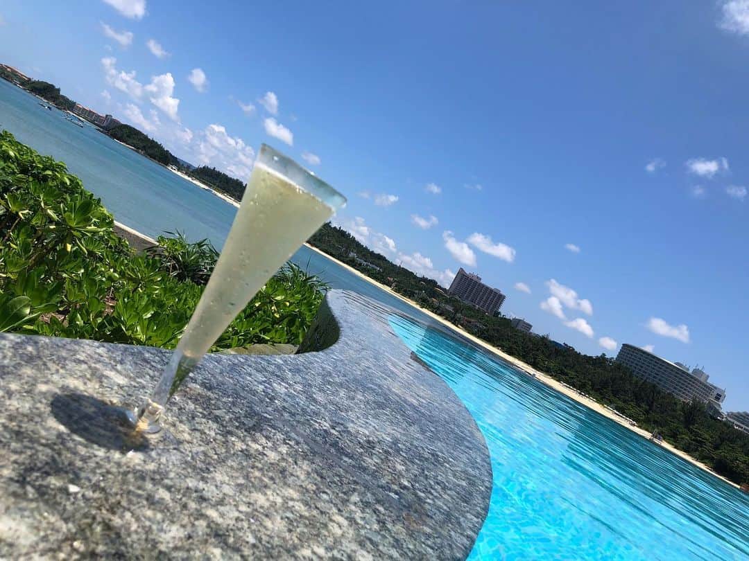 銀華水のインスタグラム：「毎日暑すぎる。 今年はどこにもいけずに辛いですよね。  沖縄行きたいなぁ、、(写真は去年のもの) 個人的に6月から怒涛の2か月でした。 コロナの影響受けまくりの仕事では、新しい事業を立ち上げ、四苦八苦中。けれどもやったことのない新しいことは楽しいし、わからないことだらけながらやりがいは感じてます‼️地道にやるしかない。  プライベートではようやく運気上昇してくる(らしい)みたいなので、とにかくそれに乗ってみる。  ケツトレ、バストトレを頑張る。  半沢直樹が面白い。 昨日の大和田さんと伊佐山さんまじで最高だった！  そんな近況です。」