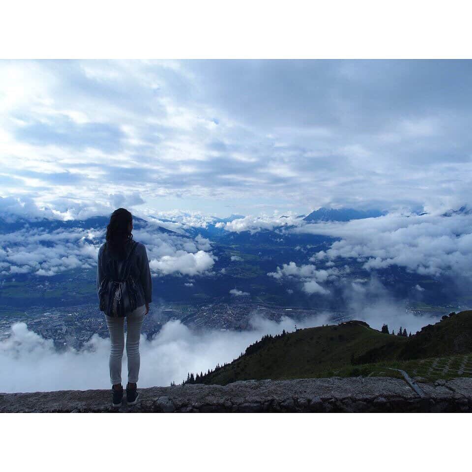 VANRIのインスタグラム：「* #山の日 ということで懐かしい5年前の#オーストリア こちらはチロル地方の古都インスブルック 2〜3000m級のアルプスの山々に囲まれた街です ハーフェレカー山頂から見た景色✨ 今年の夏はいつもと違った夏になりそうですが できる範囲内で楽しみたいですね〜 #懐かしいシリーズ」