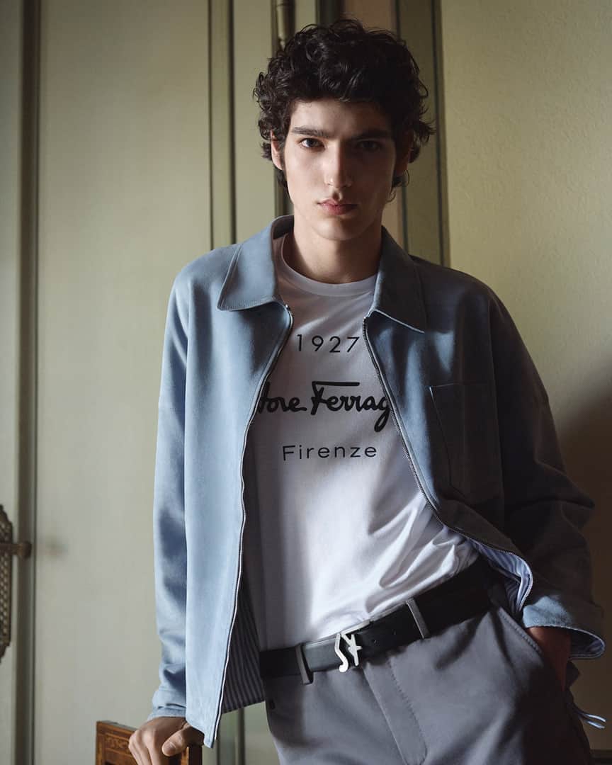 サルヴァトーレ・フェラガモさんのインスタグラム写真 - (サルヴァトーレ・フェラガモInstagram)「Essential and iconic, the new Salvatore Ferragamo 1927 Signature t-shirt marks the year of Salvatore Ferragamo's return to Italy, to start a new entrepreneurial adventure. #MensWardrobe」8月10日 21時00分 - ferragamo