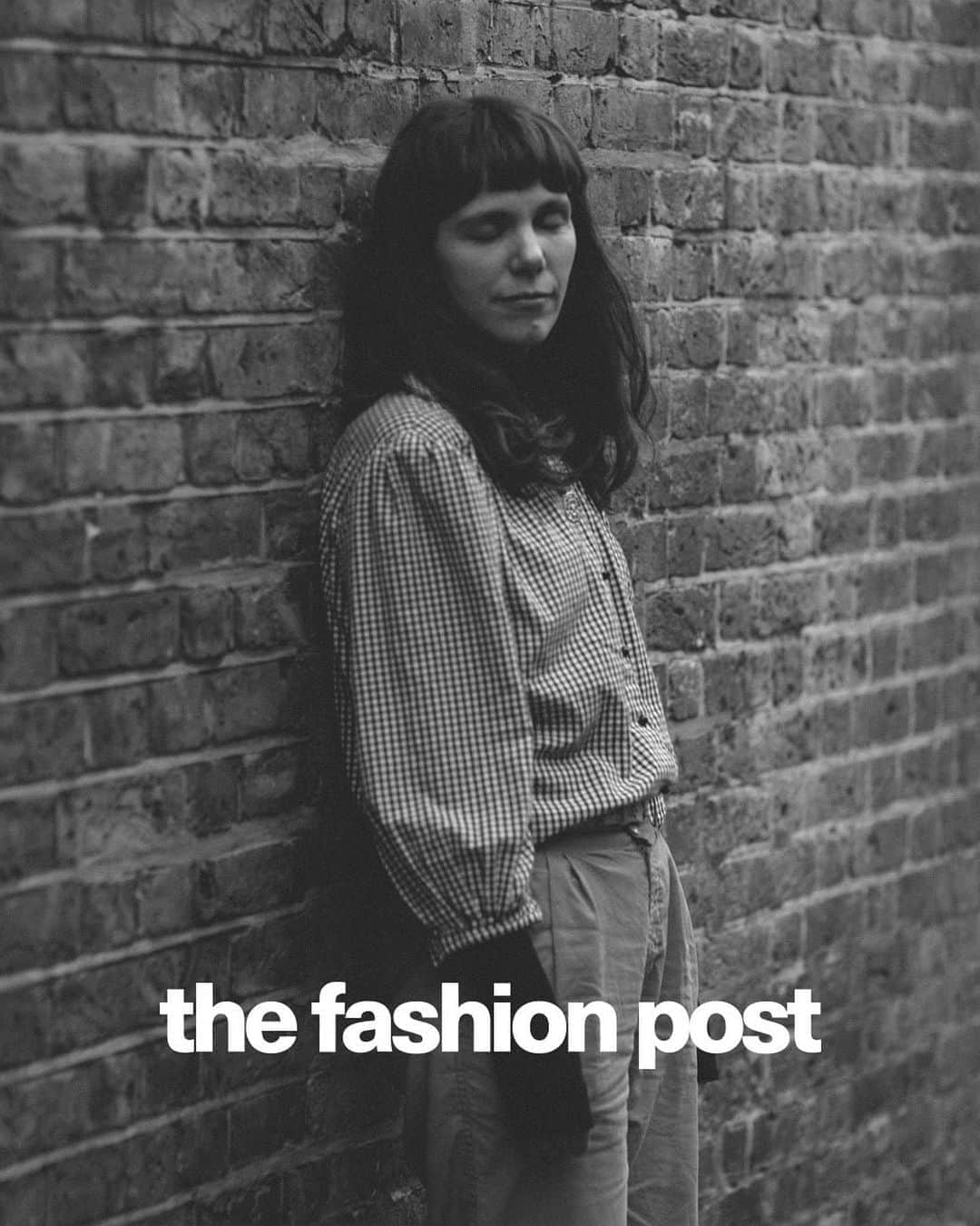 The Fashion Postさんのインスタグラム写真 - (The Fashion PostInstagram)「#portraits Rachael Dadd  『レイチェル・ダッドの音楽は語りかける 「自由は政治的に美しい」』  － この取材は2020年２月にロンドンでインタビューしたものを、６月にまとめたものです。今、おすまいのブリストルでは、ジョージ・フロイドさんの死去を契機とした人種差別反対のデモが広がるなか、奴隷貿易商人の肖像が市民によって倒され、破棄されるという出来事があったばかりです。あらためて思うことは、２月にあなたに伺った話は、まさにこのパンデミックの時代に皆が考えていきたいことを、象徴するようなお話だったということです。今、あなたは何を考えて、どのように暮らしていますか？　今の心境からのメッセージをお願いします。  多くの人にとって、とても難しい時代だと思います。とくに貧しい国や人種的にマイノリティである共同体は、コロナウィルスの影響を最も受けているのではないでしょうか。私が困難を感じるときは、自分に、自分は恵まれている、私には裏庭があるし、一人で生きているわけじゃなくて家族と一緒にいられる、そして今命が危険にさらされているわけではない、と言い聞かせています。感謝することがたくさんあります。  地球のために、ポジティブな方向に向かっていることを願っています。とても強く願うのは、このパンデミックによってポジティブな変化があることです。私たちはゆっくりしたペースで人生を経験しています。運転することも、飛行機にのる機会も減り、お金を使うことも減りました。自分自身と自然環境がより、深く繋がっています。もし私たちがそこに静かな平和を発見したら、私たちは、これらの変化を永遠に採用することになります。その結果、環境が保存されることになるかもしれません。これが、私の希望することです。  社会的な側面では、いろいろな事象が Black Lives Matter のムーブメントに現れてきていると思います。私たちは内省する時間をもったし、罪悪感や共感といった感情に向き合い、目覚めたいと思っているんです。私たちは、抑圧されている人々の人生を改善するために、自分たちの責任を見直している。特権のある白人は、自分たちの問題であることを自覚し始めました。本を読んだり、リサーチしている人も増えてきているようです。私たちは、深いところまでいって学び、それを反映させる時を集合的に過ごしていると思います。それによって、いろいろな行動が今後おこってくるのではないでしょうか。  今後、システムが変わっていくことを私は強く願っています。これは私たちが集団的に闘わなければいけないことで、世界を結合させていく進歩的な動向なんです。  photography: Takeshi Miyamoto interview & text: Nakako Hayashi  #TFP #TheFashionPost #RachaelDadd #UKFolk #Flux #SSW #MemphisIndustries」8月10日 21時00分 - tfpjp