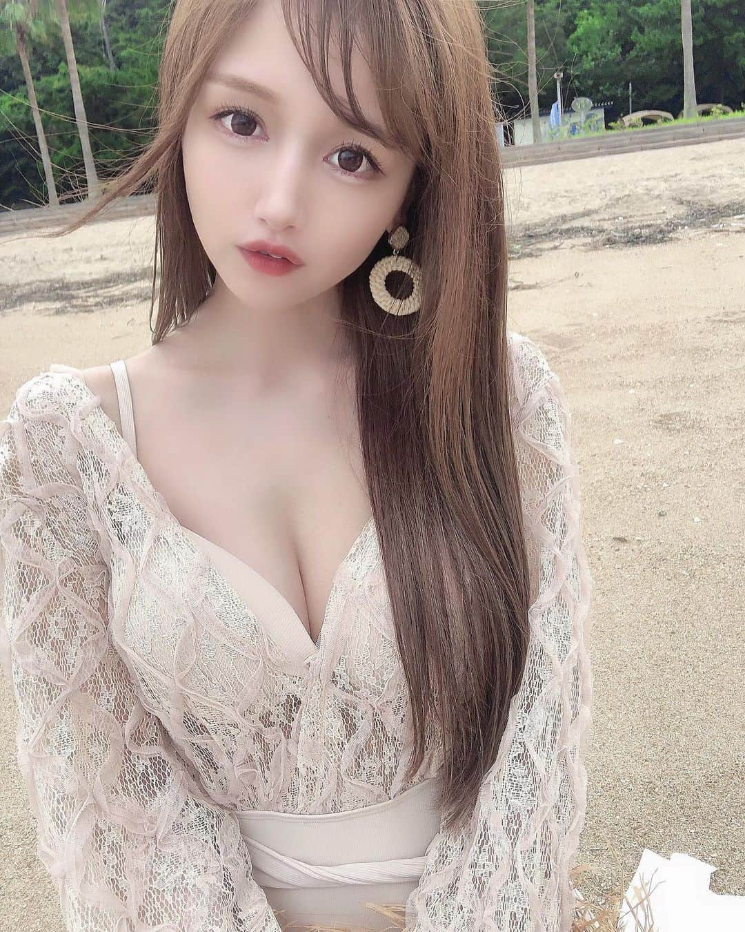 yuu__aaaのインスタグラム：「. . 水着👙 . 暑さと風で色々ぼさぼさなのは🤫 ． . #海#水着#ビーチ#beach#プール#夏#夏コーデ #水着コーデ #暑い#カラコン#make#makeup」