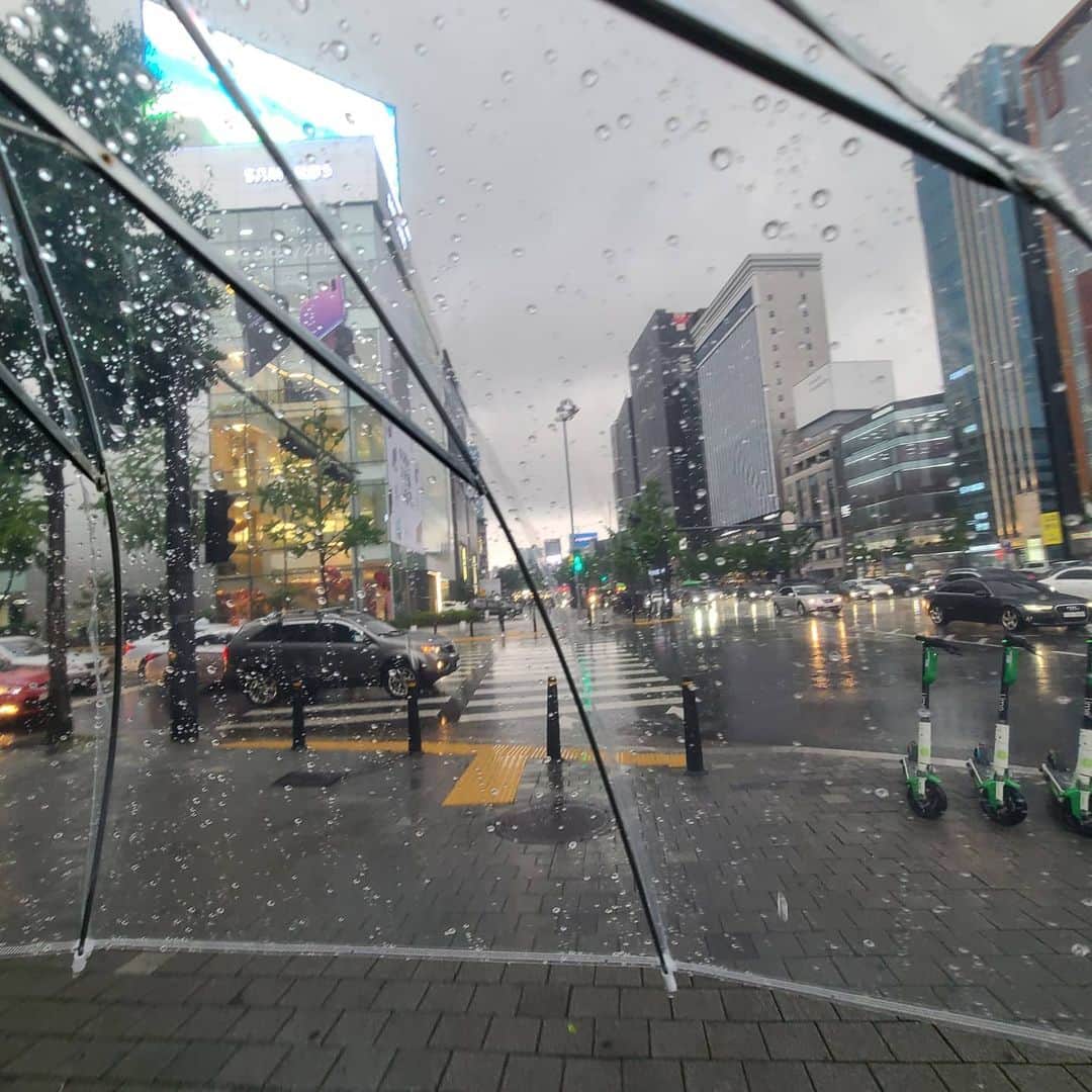 ムン・ジインのインスタグラム：「우산필터.  #장마#비도오고그래서」