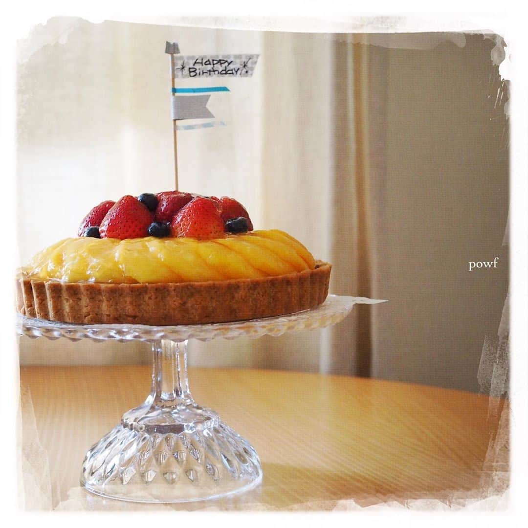 anemone_69のインスタグラム：「. 誕生日に間に合わず、 ２日遅れで届いたバースデーケーキ。 . いえ、私の「読み」が 甘かったんです… . でもこちらは甘すぎず、 「フレッシュ」で夏らしいタルト。 . 🥭🍓🥭🍓🥭 #マンゴーといちごのタルト #フランス食堂oeuf #お取り寄せ . . 兄さん、21歳の #バースデーケーキ #誕生日ケーキ . . #DreamCanvas_powf . . .」