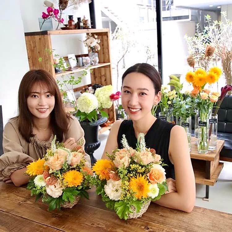 松原汐織のインスタグラム：「with @aya_matsuyama_official ❤️ ・ 亜耶ちゃんと @gigi.fleuriste のワークショップへ💐 (写真を撮る時だけマスクを外しています。) ・ 今月はアレンジメントレッスンをお願いしました😊 花材はバラ(フォセットとカルピディーム)やヒマワリ、ワックスフラワー、トルコキキョウ、ベロニカ、アンスリューム、ガーベラ、キイチゴ(葉)です🌿 ・ 前回よりも難易度が上がり、四苦八苦しながらも、グッと集中しながら作業する時間がとても楽しくて🙆🏻‍♀️ 趣味が一つ増えて、嬉しく思います。 ・ 連日の猛暑やコロナなど心配事の多い日々ですが、 皆さま引き続きご自愛ください😌✨ ・ #gigifleuriste #flowerarrangement #フラワーアレンジメント」
