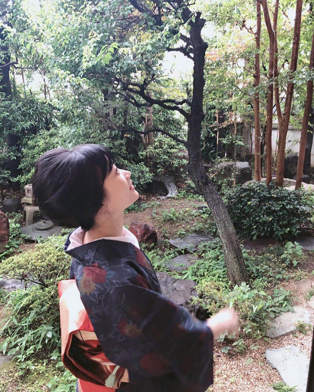 のインスタグラム：「先日久しぶりに着物での撮影。大正時代です。 着付けをしてくれたのは、俳優、着物コーディネーターの江間みずきちゃん！ エマは幼稚園から高校まで一緒で、この度まさかの、着付師江間みずきとして久々の再会。 手際良く、着崩れず、髪結も見事で、かっこよかった。  そしてエマ、清澄白河に「ハタメキ」というフリースペースを作ったのです。 古い家屋を自分でリノベーションして、喫茶店、自由なアートスペース？やってるんですって。着付け教室やレンタルスペースとしてもやってるらしい。すごい。 おもしろいことできそう！  はやく清澄白河にいきたいです。 ↓ ハタメキ　ーくう・ねる・はねる　清澄のハコー https://www.hatameki.com/」