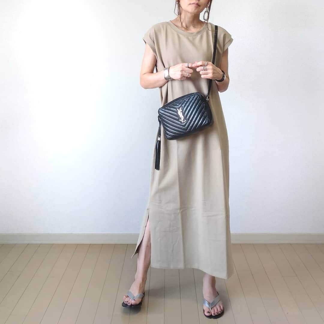 Ako Akoさんのインスタグラム写真 - (Ako AkoInstagram)「♡ @jungle_jungle_jgcollection  少し肉厚なカットソーワンピ 素材的に体型拾わないので体型カバーになります✨ ゆったりしたラインにフレンチスリーブがこなれ感満載❤️ 　 　 一枚でも着れる丈は、パンツとのレイヤードでも可愛く着こなせるね💕 　 　 このワンピ、今日の23:59まで時間限定の60%offクーポンが出てました☝️ 1980円で購入できちゃいます✨ #楽天roomに載せてます ストーリーにもあげました❤️ 肉厚高見えなワンピ、お買い得です🙌 　 　 　  他 バッグ：@ysl @laxus__official ---------------------------------------------------------------------------- ↑↑↑↑ 初回登録で、10000ポイント❤️ 私の招待コード、『akokako』を使うと、8月はポイントupキャンペーンで、+4000ポイント❤️ 合計14000ポイントで、２ヶ月無料でブランドバッグレンタルをお試しできます 良かったらコード使ってください😊  --------------------------------------------------------------------------- サンダル：@shopnikoniko  　 　 　 #r_fashion #楽天 #ワンピースコーデ #ワンピース #夏ファッション #夏コーデ #ラクサス #laxus #saintlaurent #ブランドバッグ #bag #ショルダーバッグ」8月10日 21時09分 - akokako