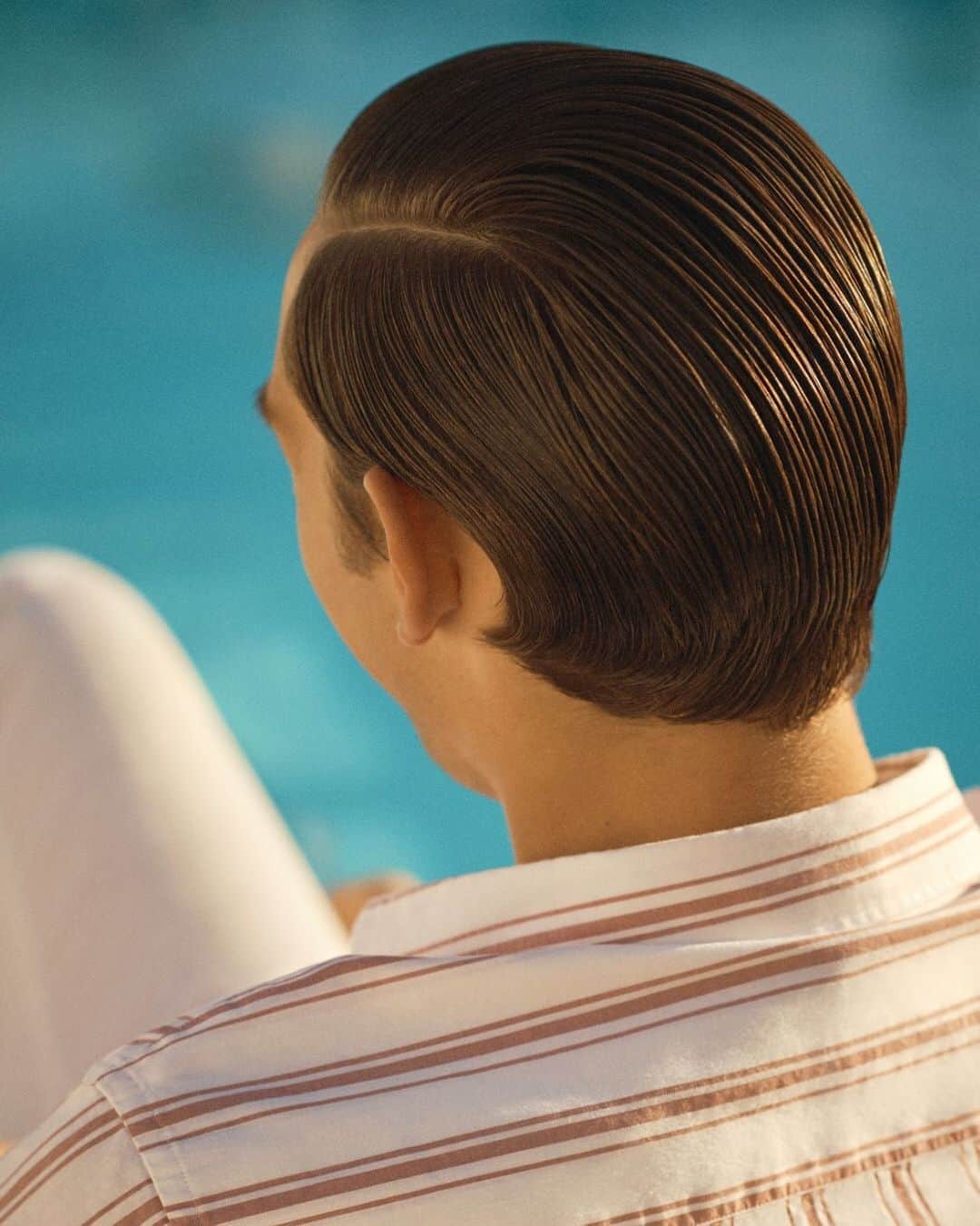 ハケットのインスタグラム：「Let the details speak for themselves with our classic red and white stripe linen shirt, perfect for days at the pool. #STAYHackett」