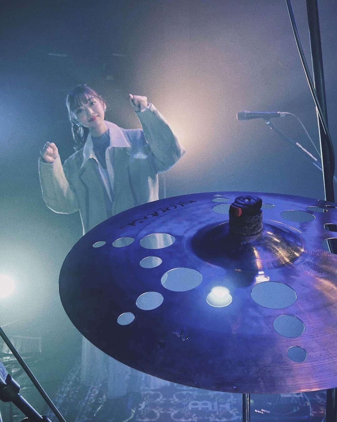 のインスタグラム：「ㅤㅤㅤㅤㅤㅤㅤㅤㅤㅤㅤㅤㅤ --------------------------------------------- ㅤㅤㅤㅤㅤㅤㅤㅤㅤㅤㅤㅤㅤ ドラム越しにグーで意気込むわたし。 ㅤㅤㅤㅤㅤㅤㅤㅤㅤㅤㅤㅤㅤ Photo by 啓ちゃん (@okamoto_keisuke ) ㅤㅤㅤㅤㅤㅤㅤㅤㅤㅤㅤㅤㅤ ㅤㅤㅤㅤㅤㅤㅤㅤㅤㅤㅤㅤㅤ ----------------------------------------------」