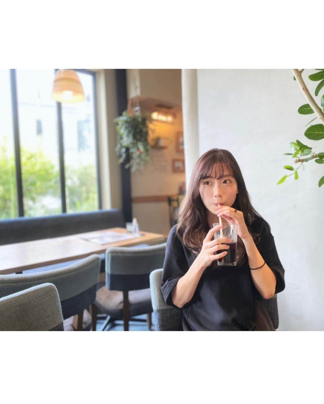 菜々香さんのインスタグラム写真 - (菜々香Instagram)「今日は打ち合わせ。🍃📖☕️  それにしても暑かったねー💦 溶けそうな日々だ。。  熱中症注意、、 こまめすぎるほどに水分をとらなきゃやね🥛🥵  ※最後の写真  暑さで魂が抜けていっている様子です。 奇跡的に撮れました。 よろしくお願い申し上げます。  笑  #8月 #夏が始まった #戦いの日々 #菜々香」8月10日 21時12分 - 7.na_na_ka