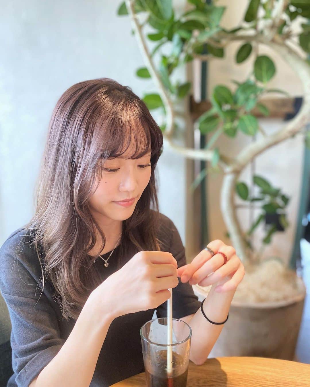 菜々香さんのインスタグラム写真 - (菜々香Instagram)「今日は打ち合わせ。🍃📖☕️  それにしても暑かったねー💦 溶けそうな日々だ。。  熱中症注意、、 こまめすぎるほどに水分をとらなきゃやね🥛🥵  ※最後の写真  暑さで魂が抜けていっている様子です。 奇跡的に撮れました。 よろしくお願い申し上げます。  笑  #8月 #夏が始まった #戦いの日々 #菜々香」8月10日 21時12分 - 7.na_na_ka
