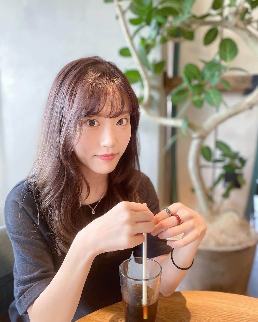 菜々香のインスタグラム：「今日は打ち合わせ。🍃📖☕️  それにしても暑かったねー💦 溶けそうな日々だ。。  熱中症注意、、 こまめすぎるほどに水分をとらなきゃやね🥛🥵  ※最後の写真  暑さで魂が抜けていっている様子です。 奇跡的に撮れました。 よろしくお願い申し上げます。  笑  #8月 #夏が始まった #戦いの日々 #菜々香」
