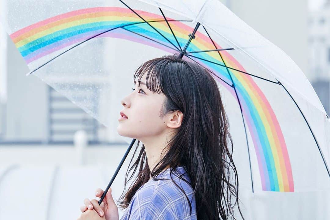 小牧那凪さんのインスタグラム写真 - (小牧那凪Instagram)「デザイナーの村上智香さんによる傘と虹の演出。 傘をさしながら、雨上がりを待つシーン。  Designer: @murakami.tomoka  Photographer: @miukazuchan  Hair&make: @guchiii.hm」8月10日 21時12分 - komaki_nana