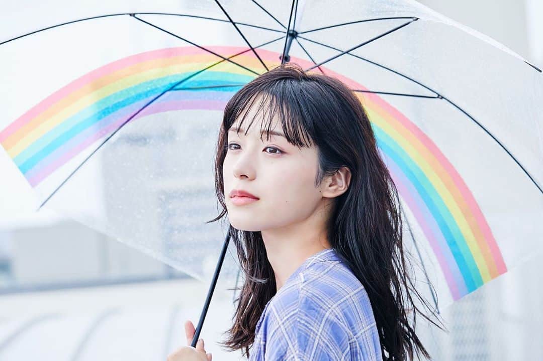 小牧那凪のインスタグラム：「デザイナーの村上智香さんによる傘と虹の演出。 傘をさしながら、雨上がりを待つシーン。  Designer: @murakami.tomoka  Photographer: @miukazuchan  Hair&make: @guchiii.hm」