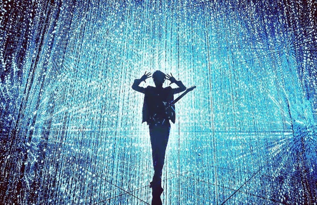 雅-MIYAVI-さんのインスタグラム写真 - (雅-MIYAVI-Instagram)「2020.08.28 from @teamlab.planets #Repost @miyavi_staff ・・・ 進化系バーチャルライヴ "MIYAVI Virtual LIVE - Level 3.0" 8/28(金) 20:30から配信決定‼️  止まることなく進化し続ける MIYAVI の「Virtual Live」はいよいよ Level 3.0に突入❗️ 次の舞台は「teamLab Planets TOKYO」!!!!  MIYAVIのギターミュージックと世界中から注目を浴びるteamLabが創り出す光とアートの融合をお届けします！  インタラクティブな進化系配信ライブを是非、お楽しみに！  ------------------ 【日本国内配信詳細】 「MIYAVI Virtual LIVE - Level 3.0」 8/28(金)  20:30〜  Thumvaでの独占有料配信となります。 視聴はこちらから: https://thumva.com/events/cSc3kNzwC95WNzZ  チケット販売ページ: https://ticket.deli-a.jp/reserve_detail.php?Tour_ID=1540&Tour_Code=2d8b4634ce952711c0d88110d94acdbd  -----------------  海外からのご視聴はこちらから: www.live.miyavi.com *放送時間が変わります。 詳細は下記英語でのご案内を参照してください。  ---  (For fans outside of Japan)   Next MIYAVI Virtual 3.0 at teamLab Planets TOKYO will be streamed on August 28, 2020 at 3PM (Los Angeles) /6PM (New York time) 11PM (UK). Tickets to watch this special performance can be purchased at www.live.miyavi.com. Tag a friend in the comments and we will be giving away free access codes to watch the concert. Prizes will be given out in real-time during the stream. You don’t wanna miss this show!  #MIYAVI  #MIYAVIVirtual  #LDH  #teamlabplanets #toyosu @teamlab.planets」8月10日 21時13分 - miyavi_ishihara