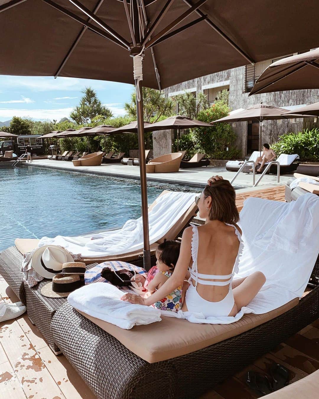 asami0510のインスタグラム：「大好きな夏が今年は思いっきり楽しめないけどそんな中でもはじめての娘との夏を楽しみたい❤︎  水着は @gestore.fam  可愛い水着たくさんあるよ👙💕 #沖縄 #旅行 #1歳 #女の子 #okinawa」